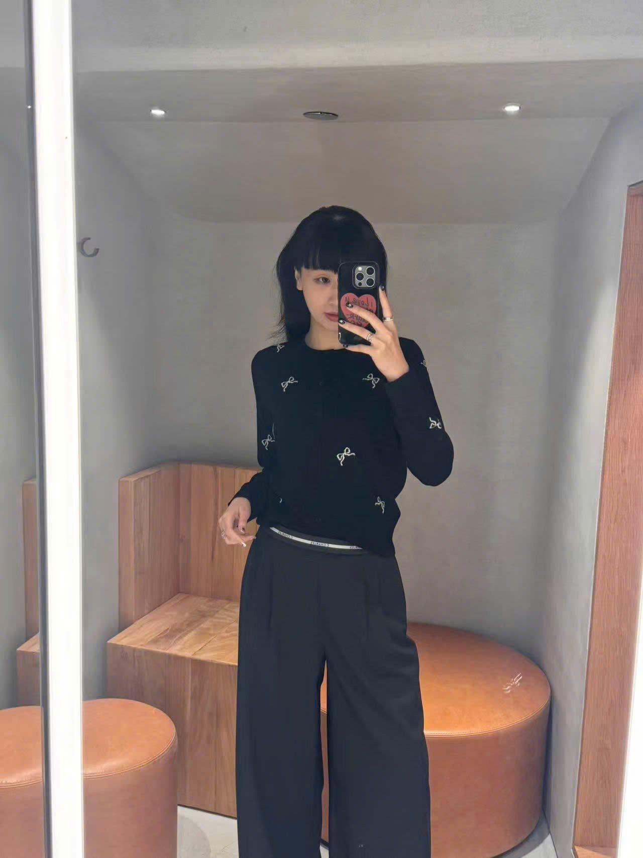  Áo CDG đen nơ trắng, cổ tròn dài tay 