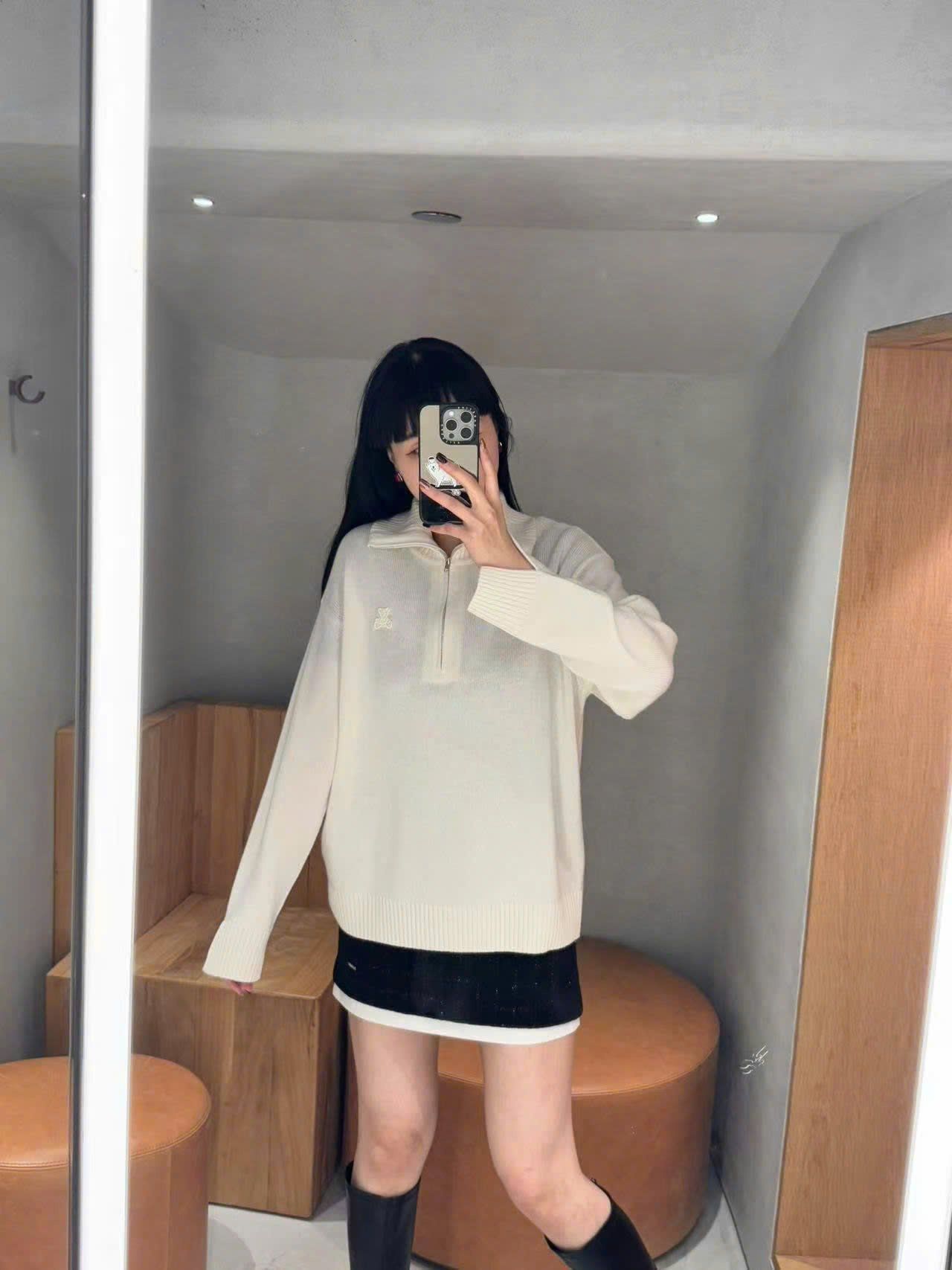  Áo trắng dài tay cổ khóa zip 