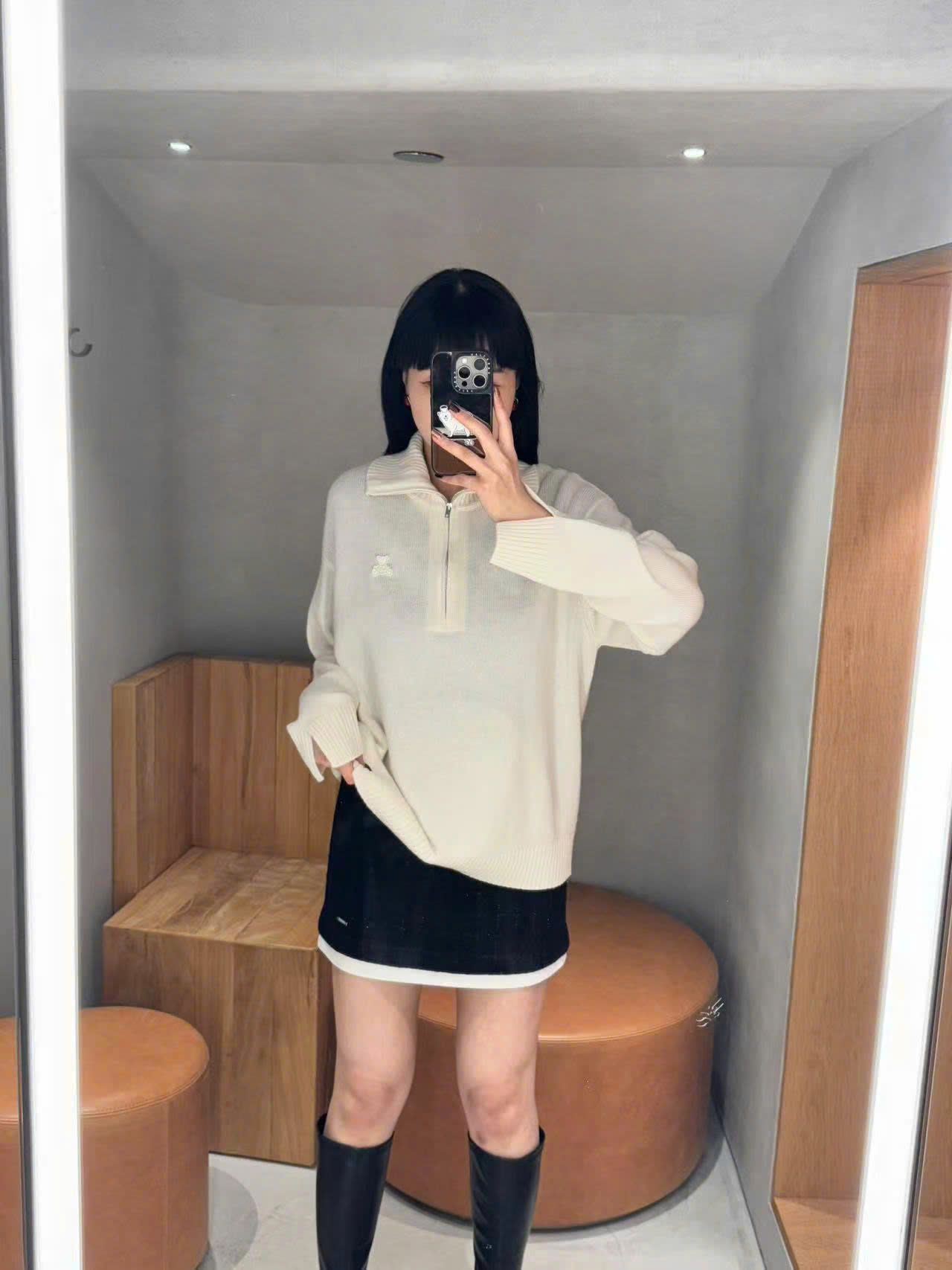  Áo trắng dài tay cổ khóa zip 