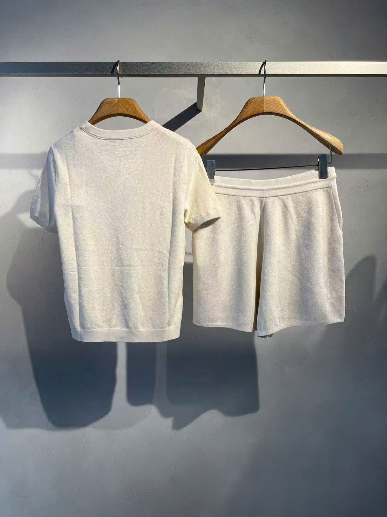  1.Quần sooc nhung trắng, logo đen 1 bên (SET) 