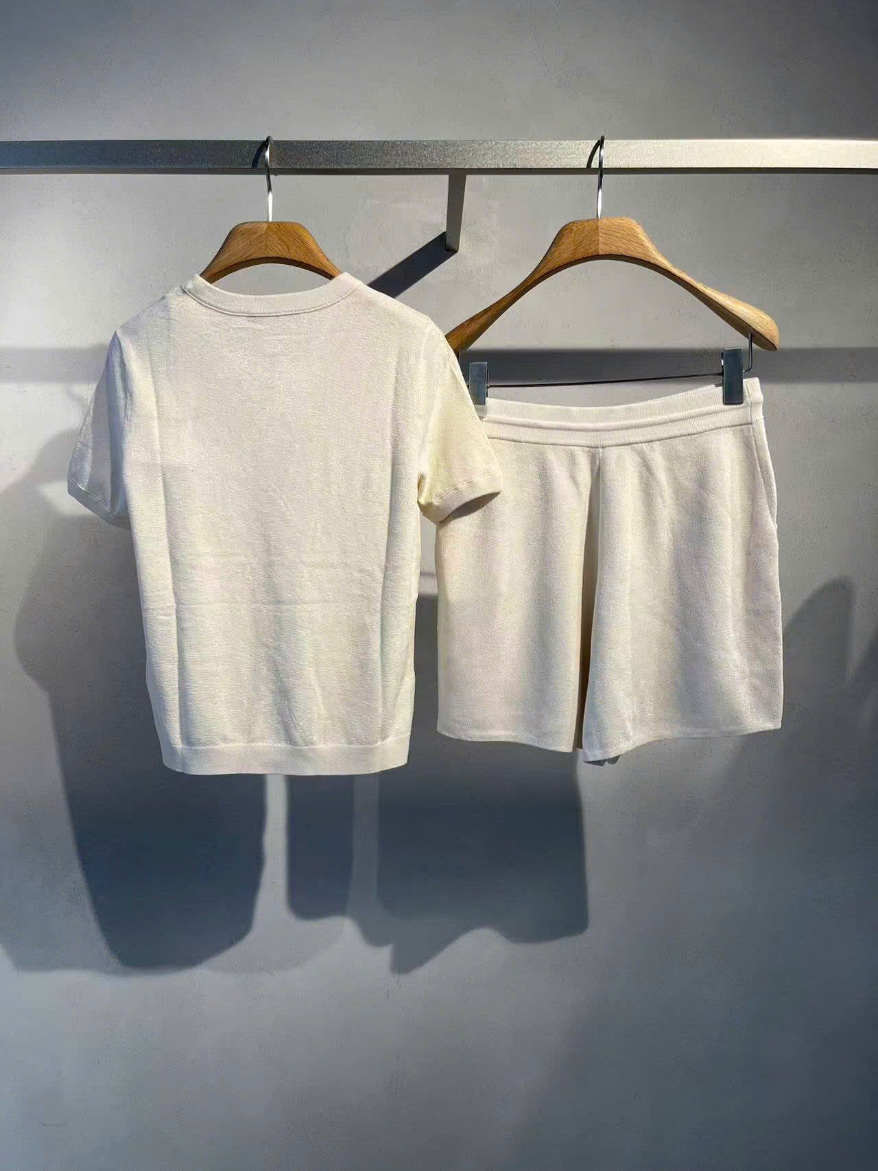  Bộ áo nhung ngắn tay và quần sooc nhung trắng, logo 1 bên set 