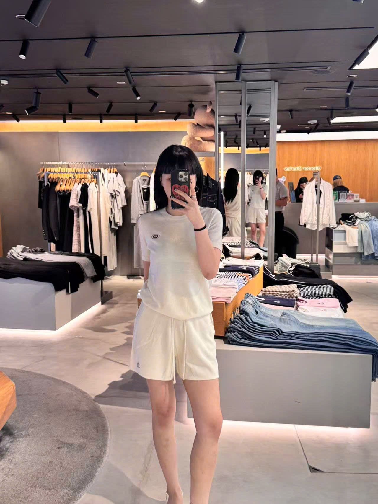  1.Quần sooc nhung trắng, logo đen 1 bên (SET) 