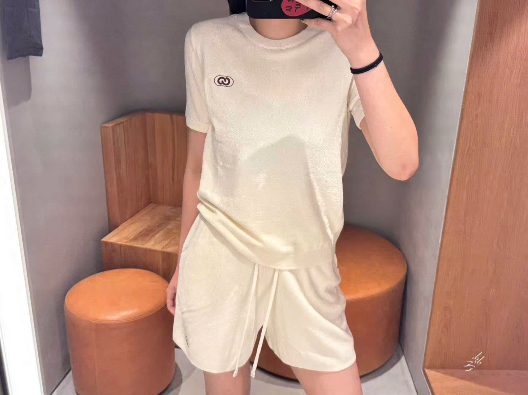  Bộ áo nhung ngắn tay và quần sooc nhung trắng, logo 1 bên set 