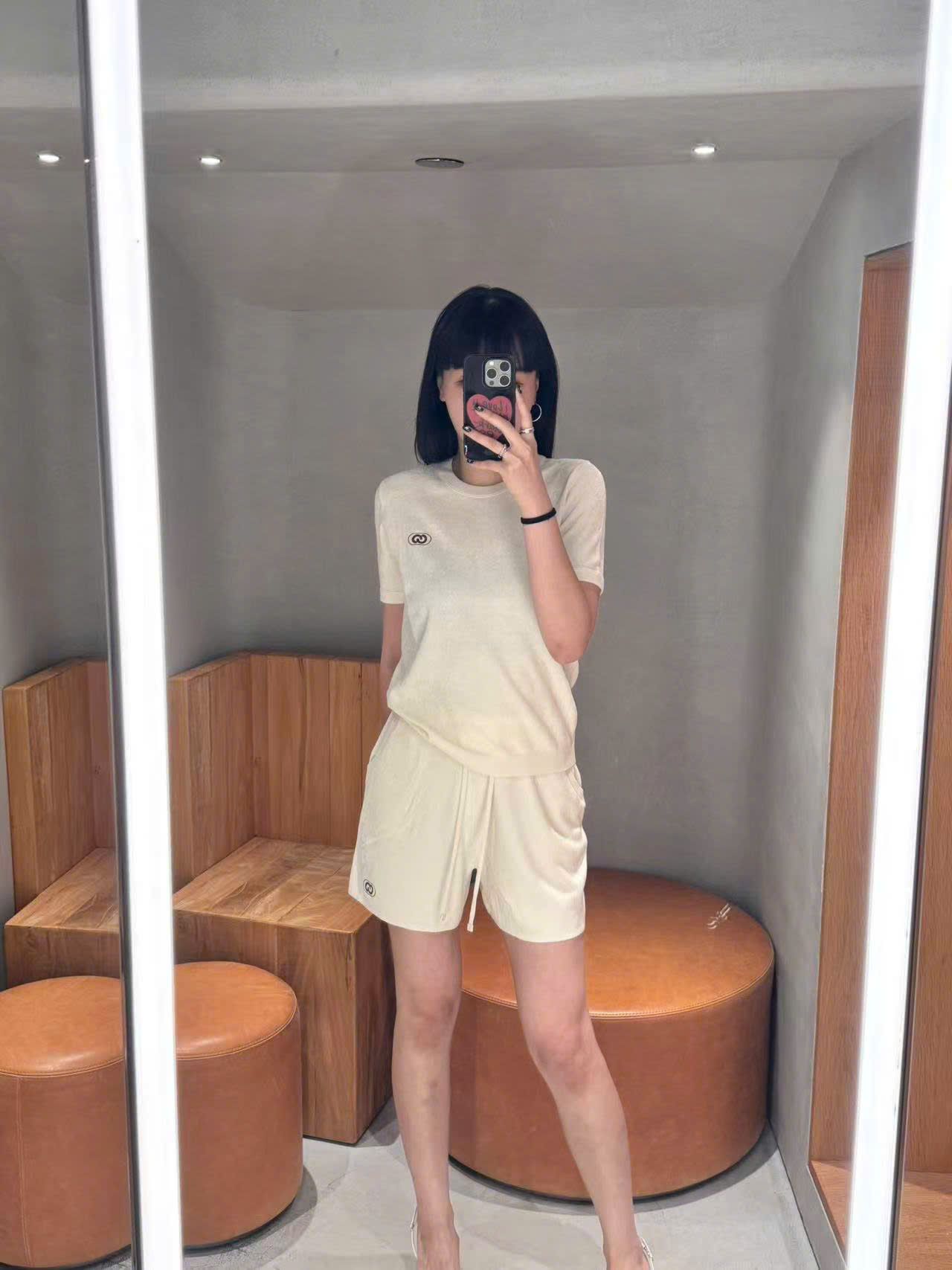  Áo nhung trắng, logo đen 1 bên (Set) 