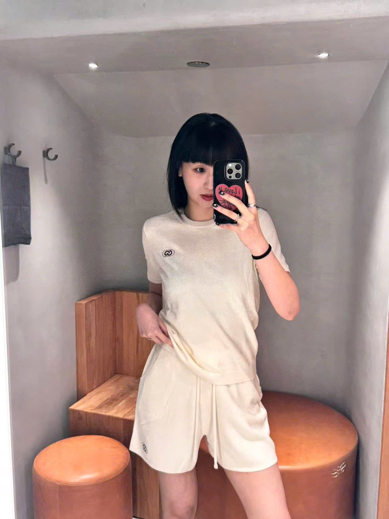  Bộ áo nhung ngắn tay và quần sooc nhung trắng, logo 1 bên set 