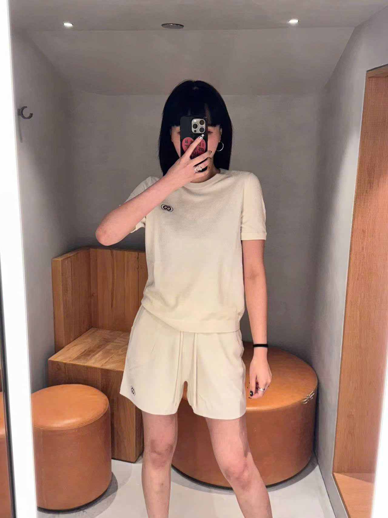  1.Quần sooc nhung trắng, logo đen 1 bên (SET) 