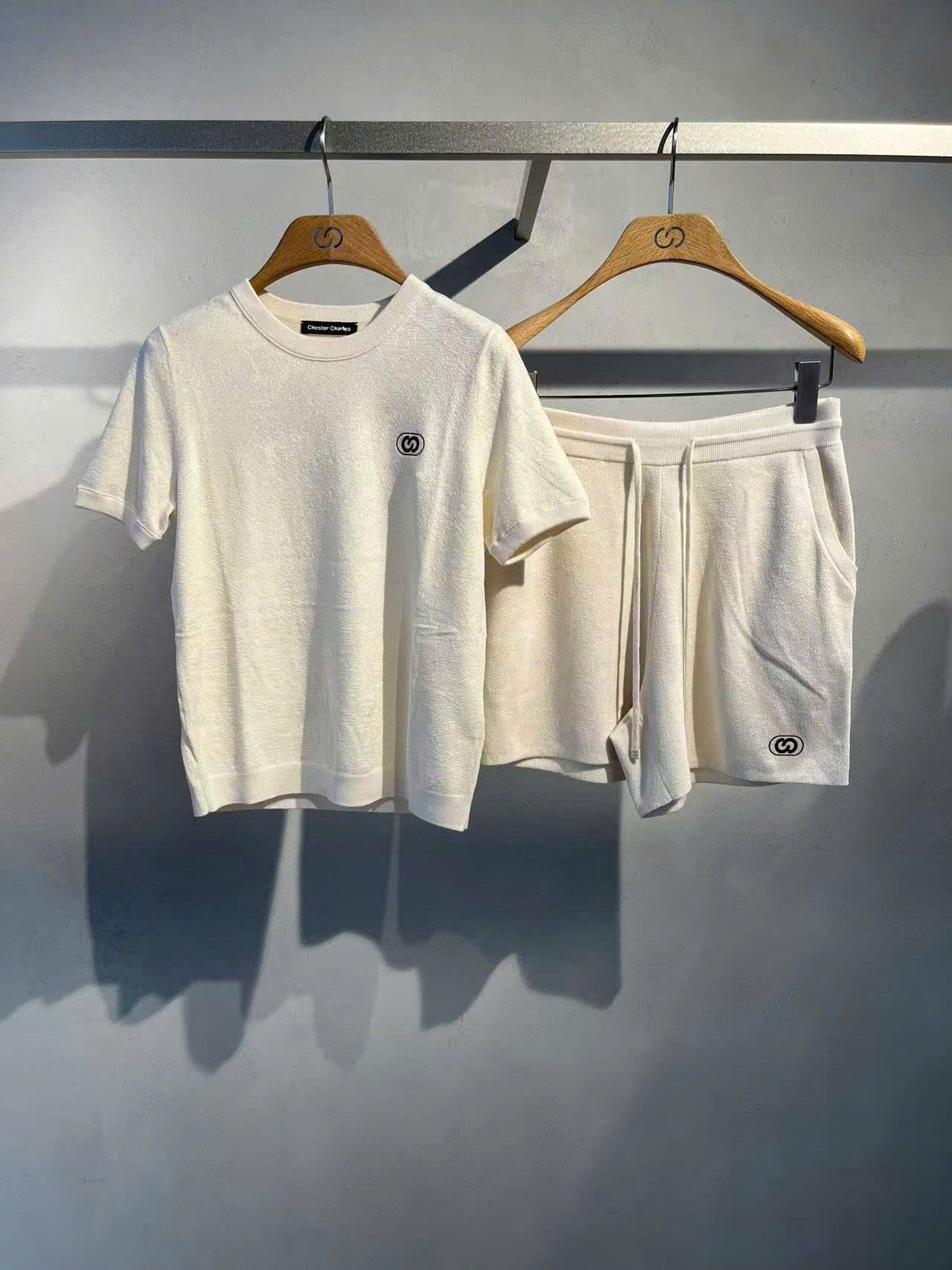  Bộ áo nhung ngắn tay và quần sooc nhung trắng, logo 1 bên set 