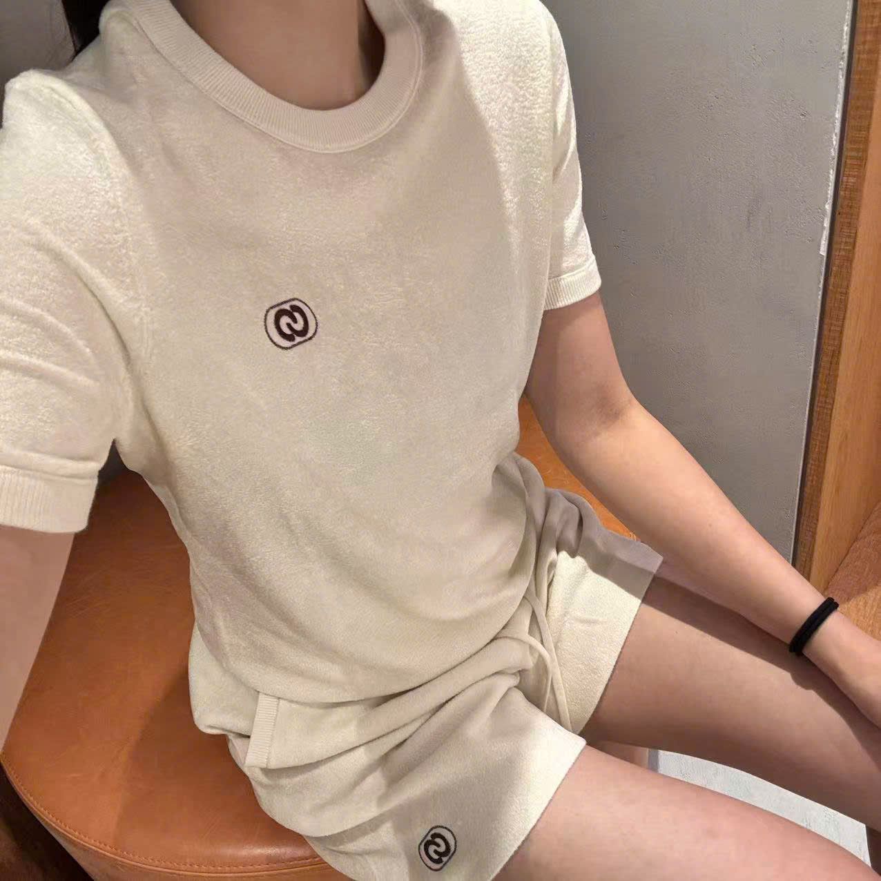  1.Quần sooc nhung trắng, logo đen 1 bên (SET) 