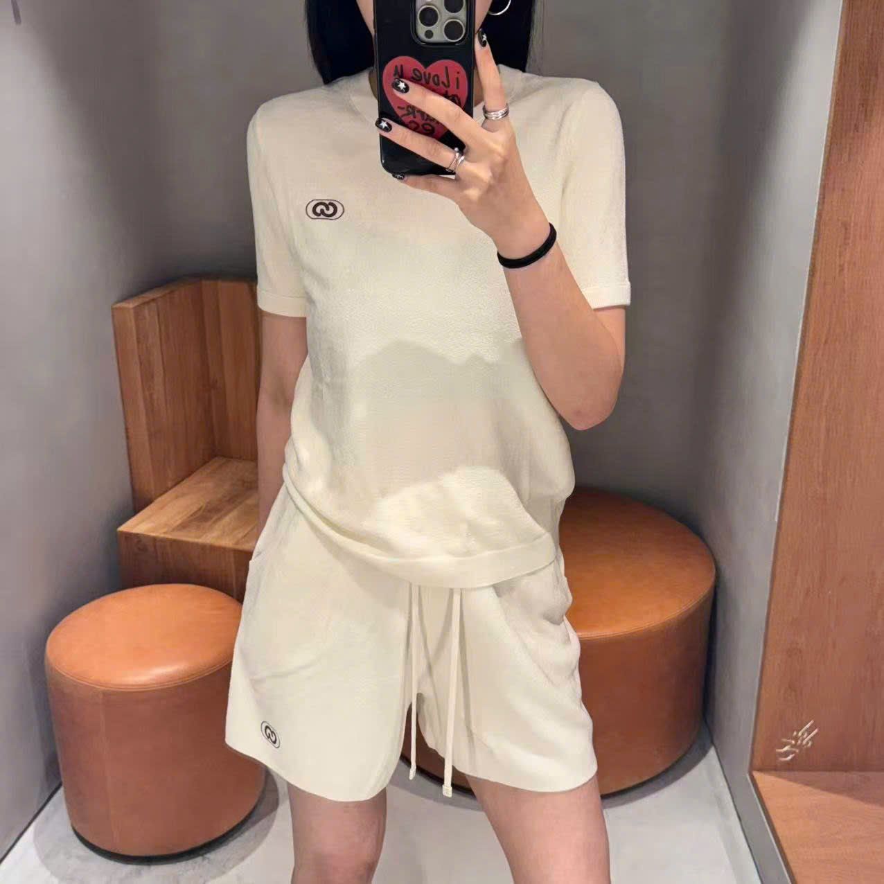  1.Quần sooc nhung trắng, logo đen 1 bên (SET) 