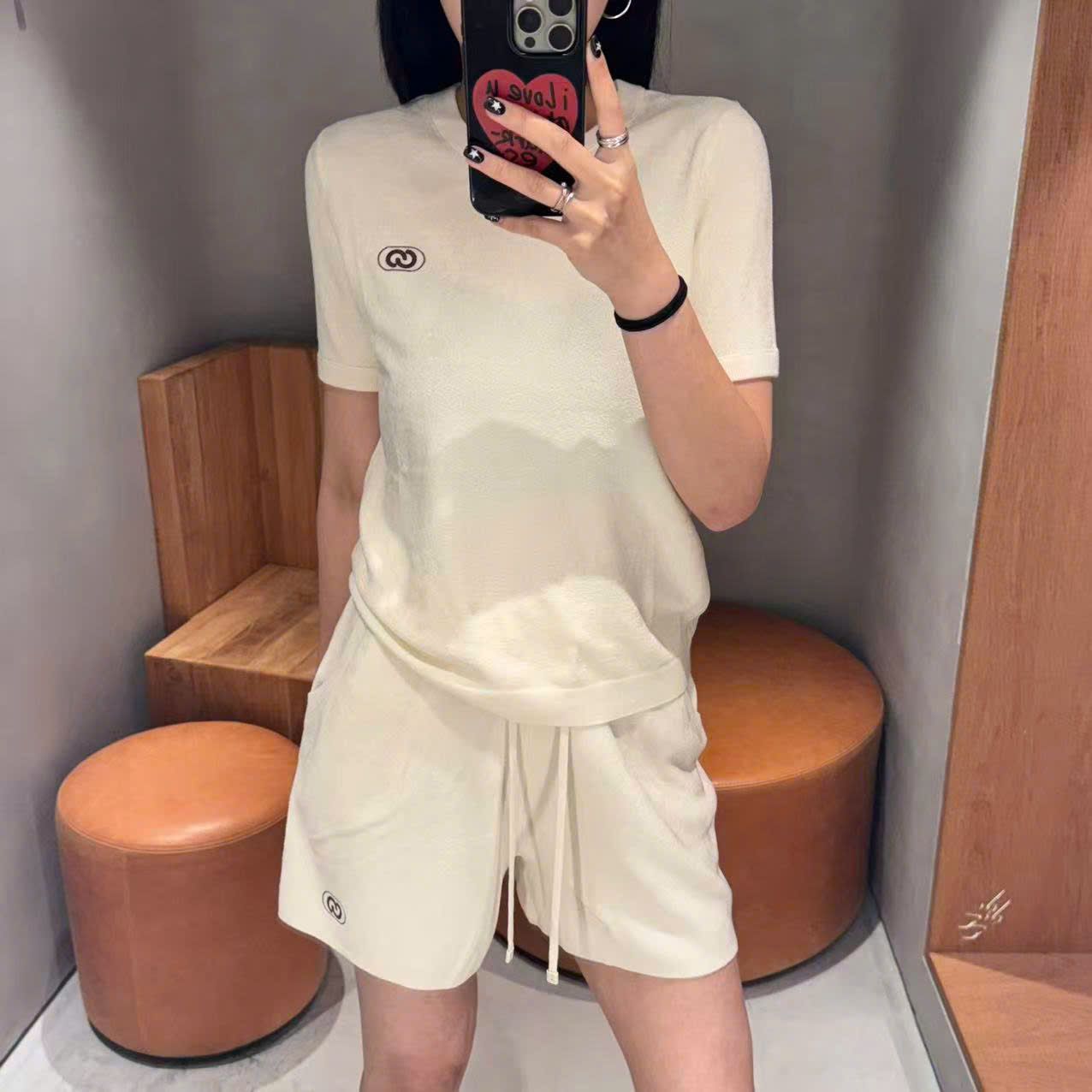  Bộ áo nhung ngắn tay và quần sooc nhung trắng, logo 1 bên set 