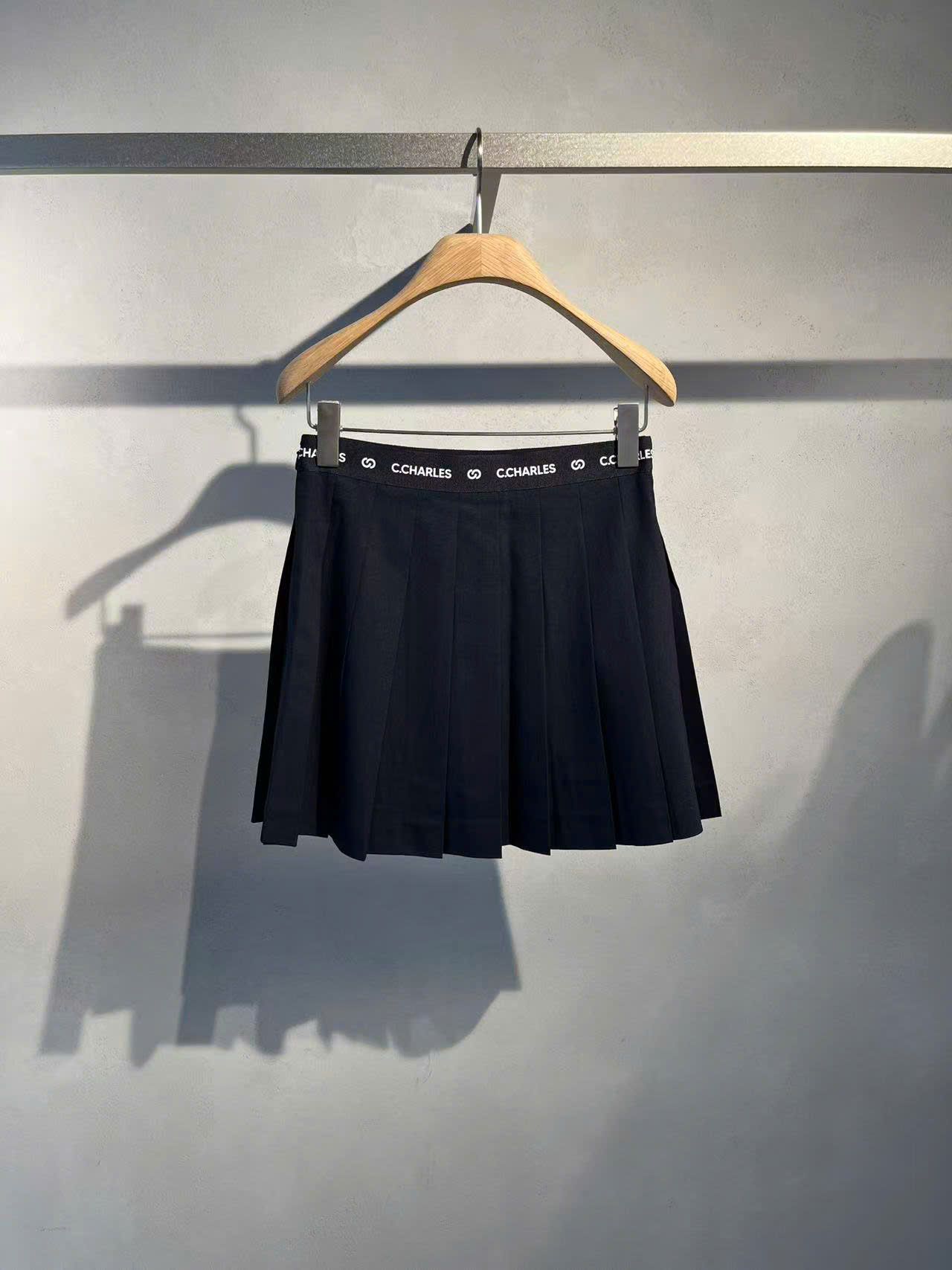  2.Chân váy đen ngắn xếp ly cạp chữ 0636 