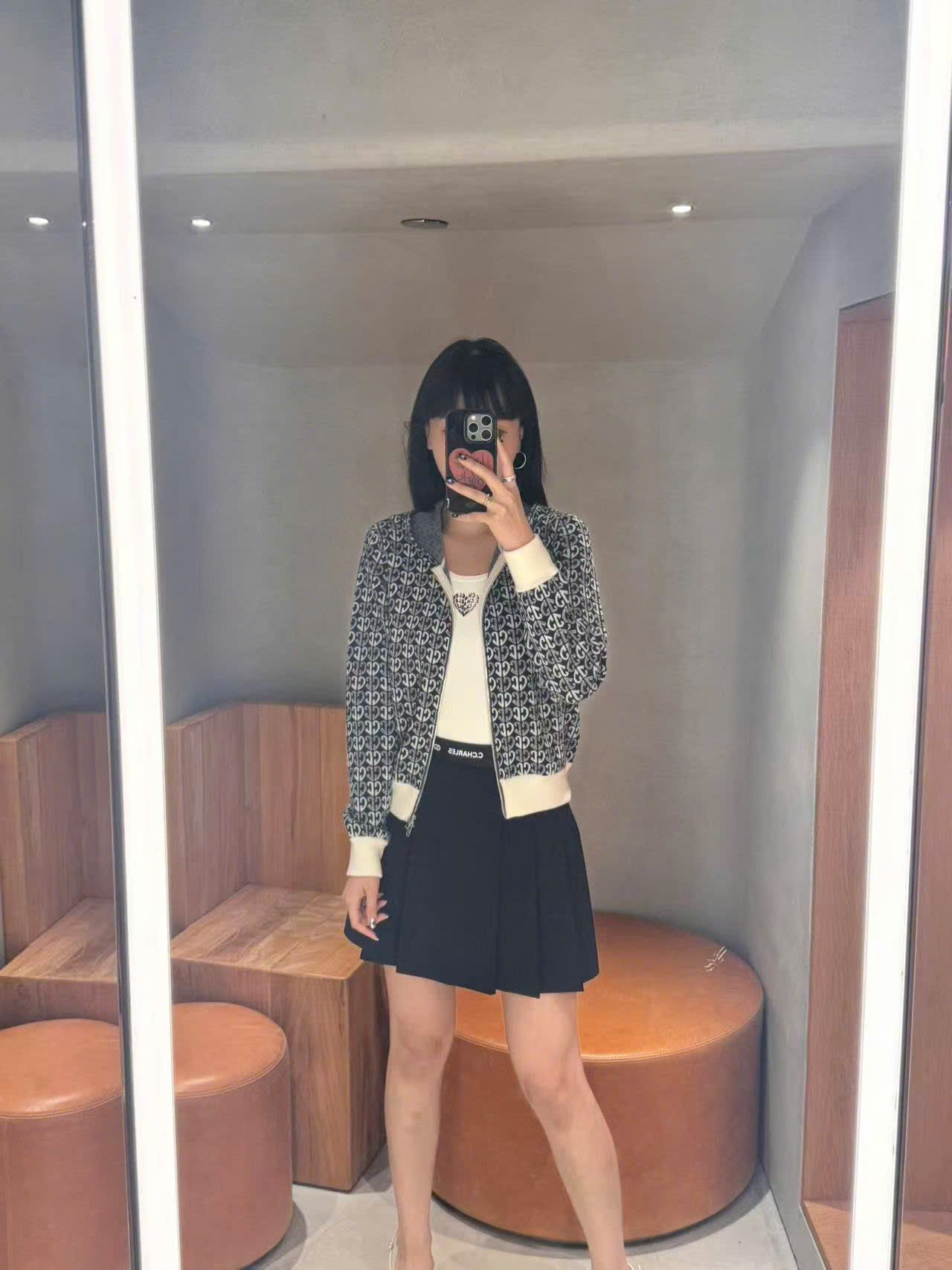  2.Chân váy đen ngắn xếp ly cạp chữ 0636 