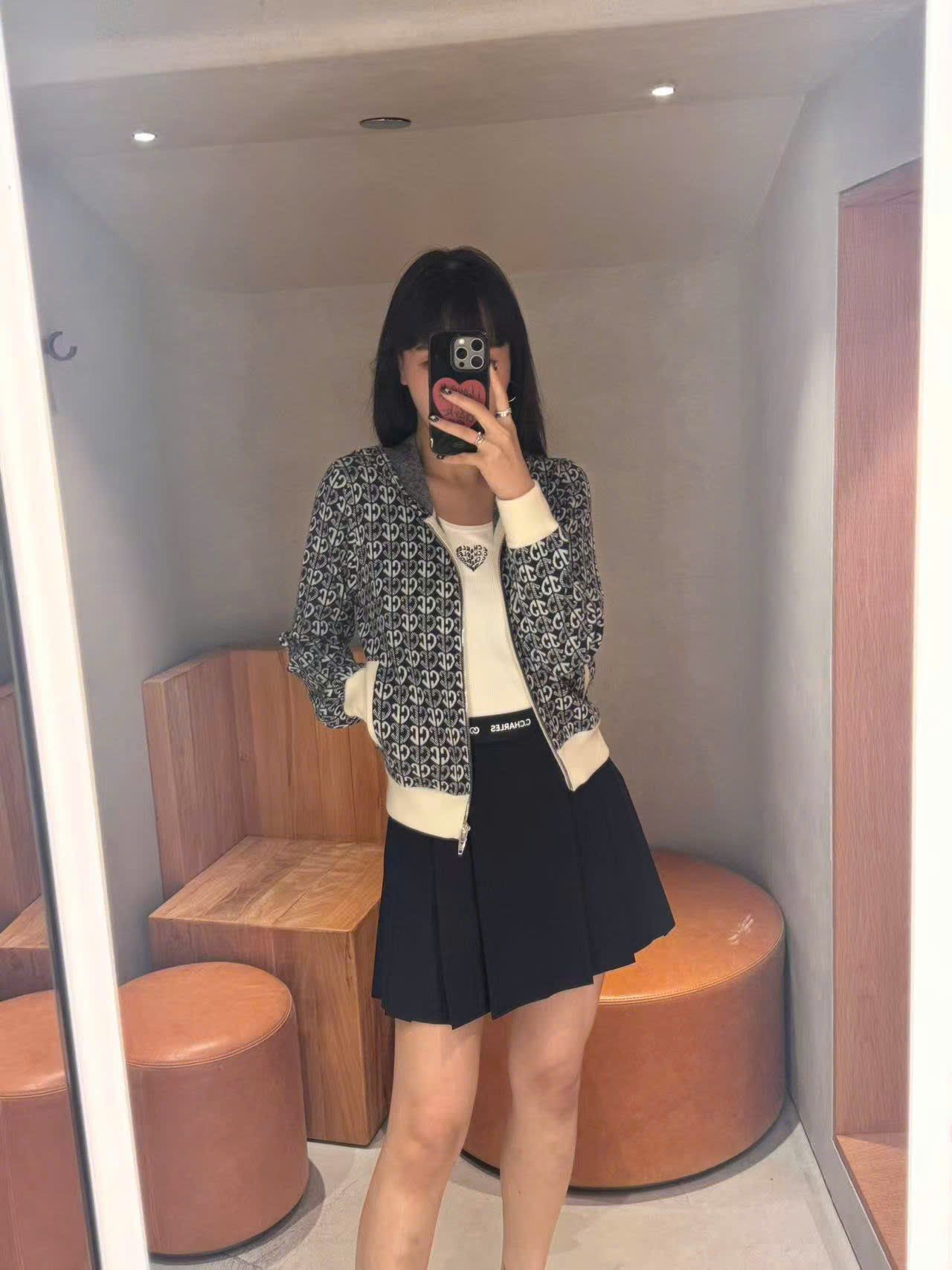  2.Chân váy đen ngắn xếp ly cạp chữ 0636 