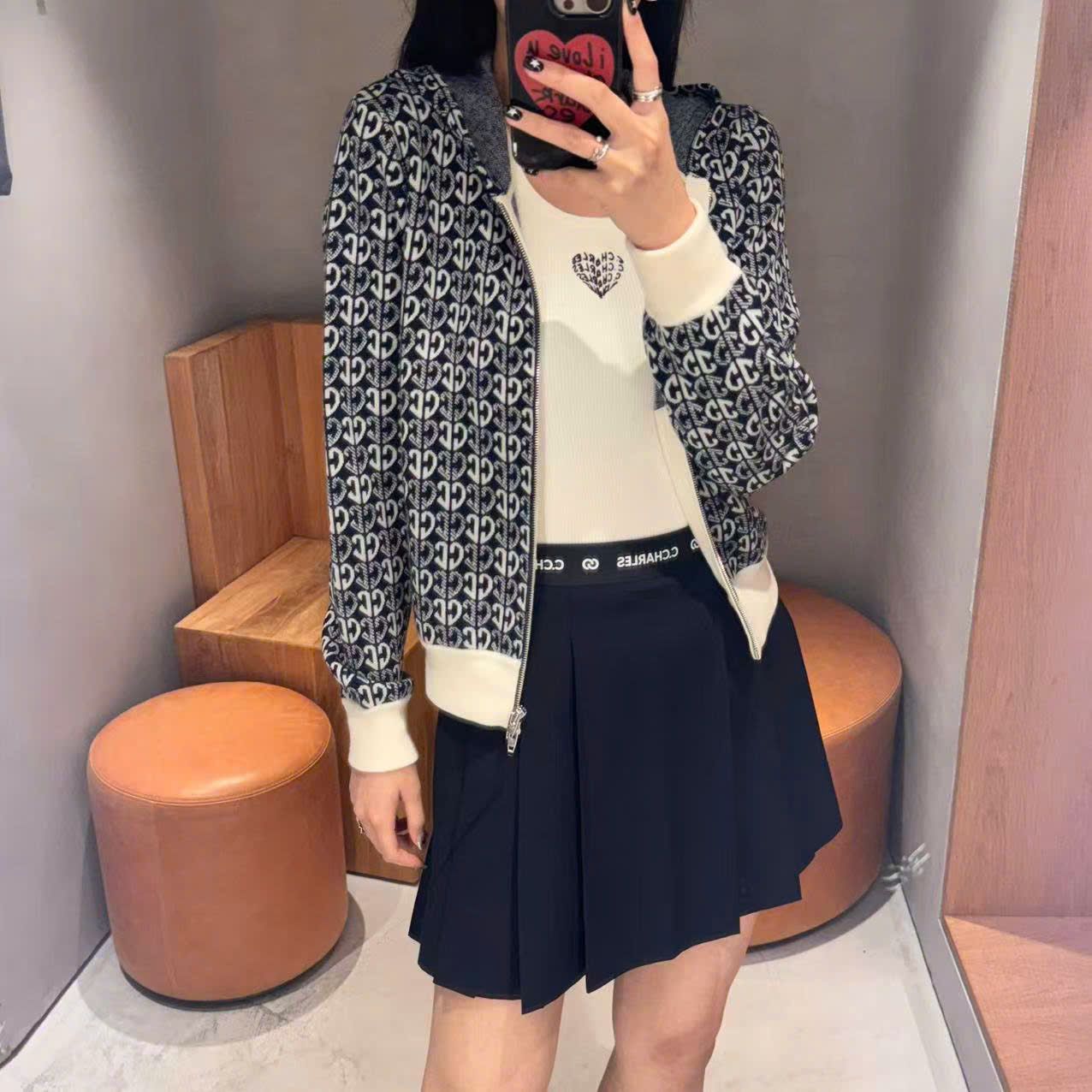  2.Chân váy đen ngắn xếp ly cạp chữ 0636 