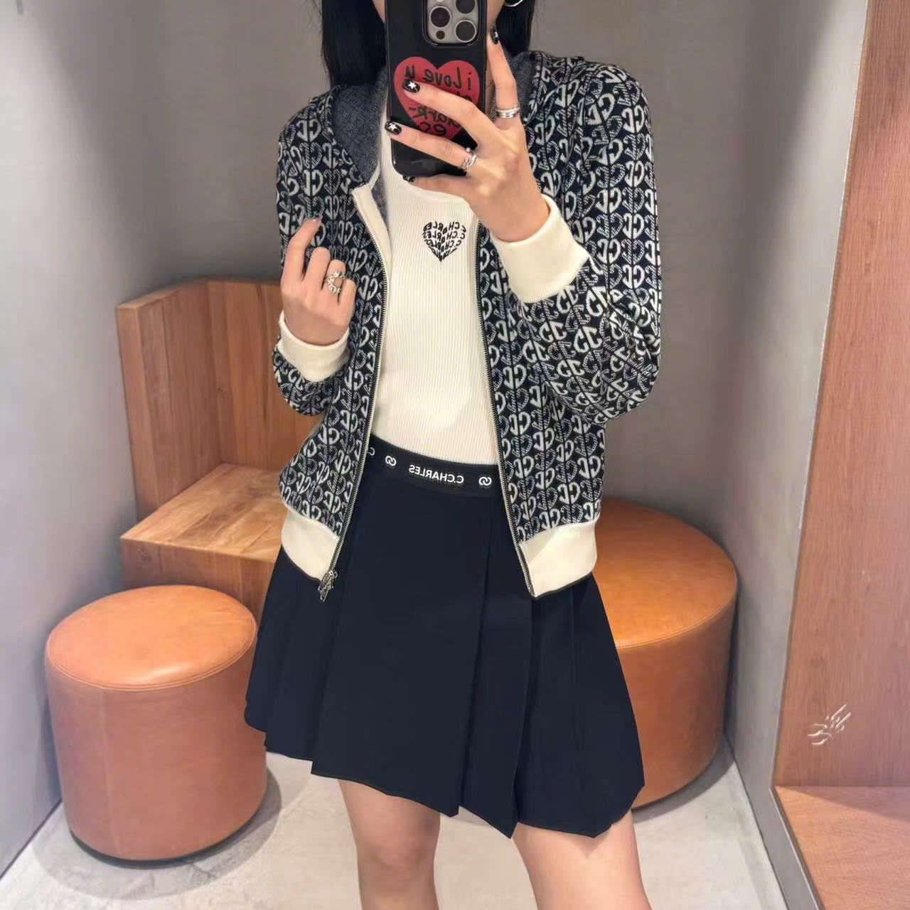  2.Chân váy đen ngắn xếp ly cạp chữ 0636 