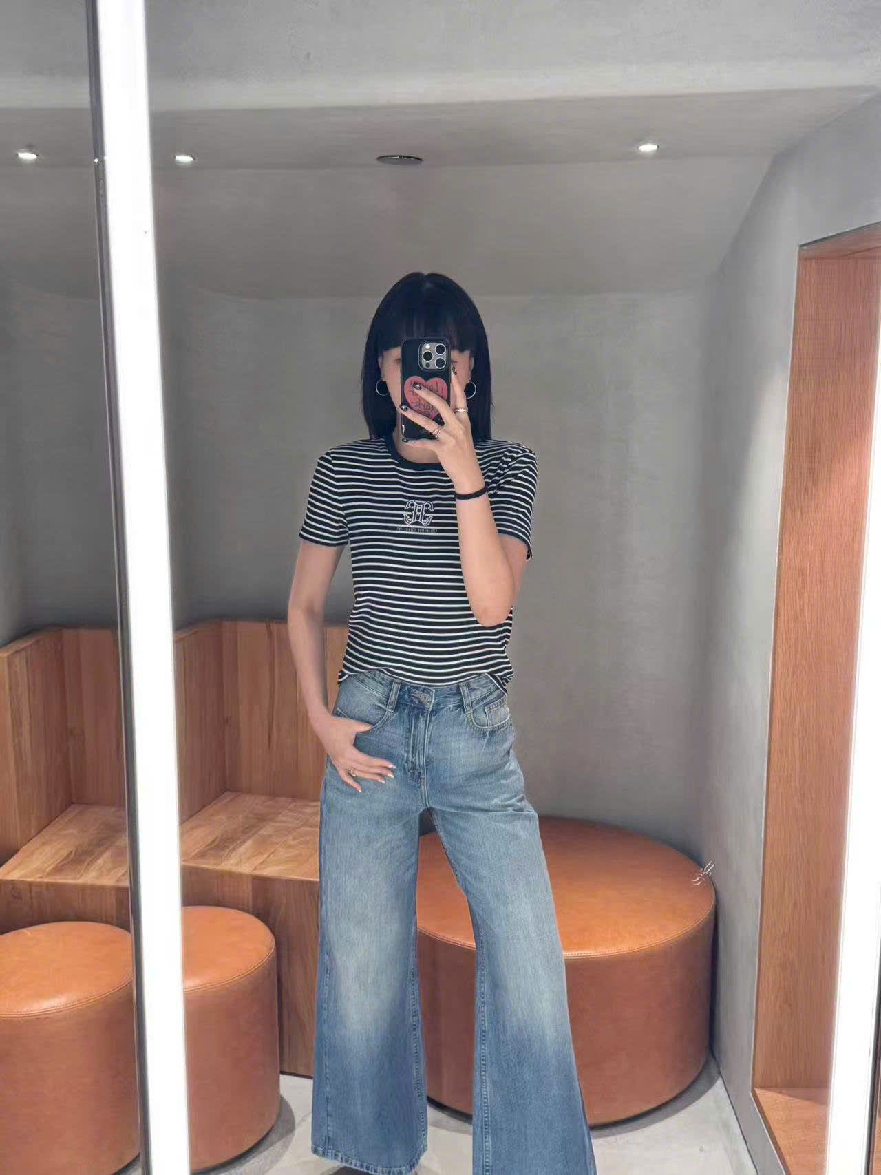  Áo kẻ đen trắng ss25, ngực logo chữ lồng 