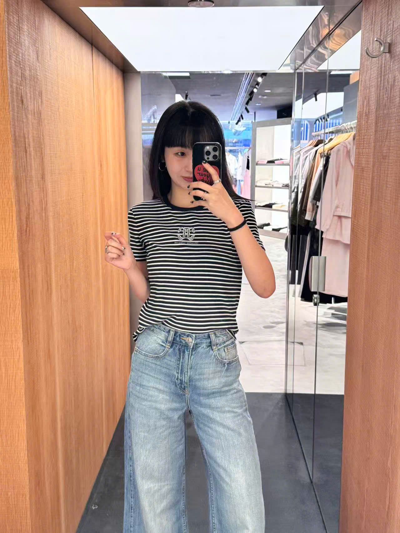  Áo kẻ đen trắng ss25, ngực logo chữ lồng 