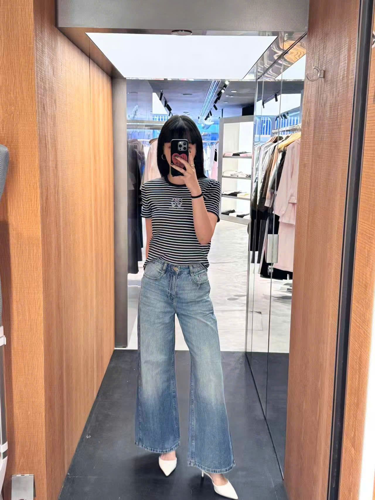  Áo kẻ đen trắng ss25, ngực logo chữ lồng 