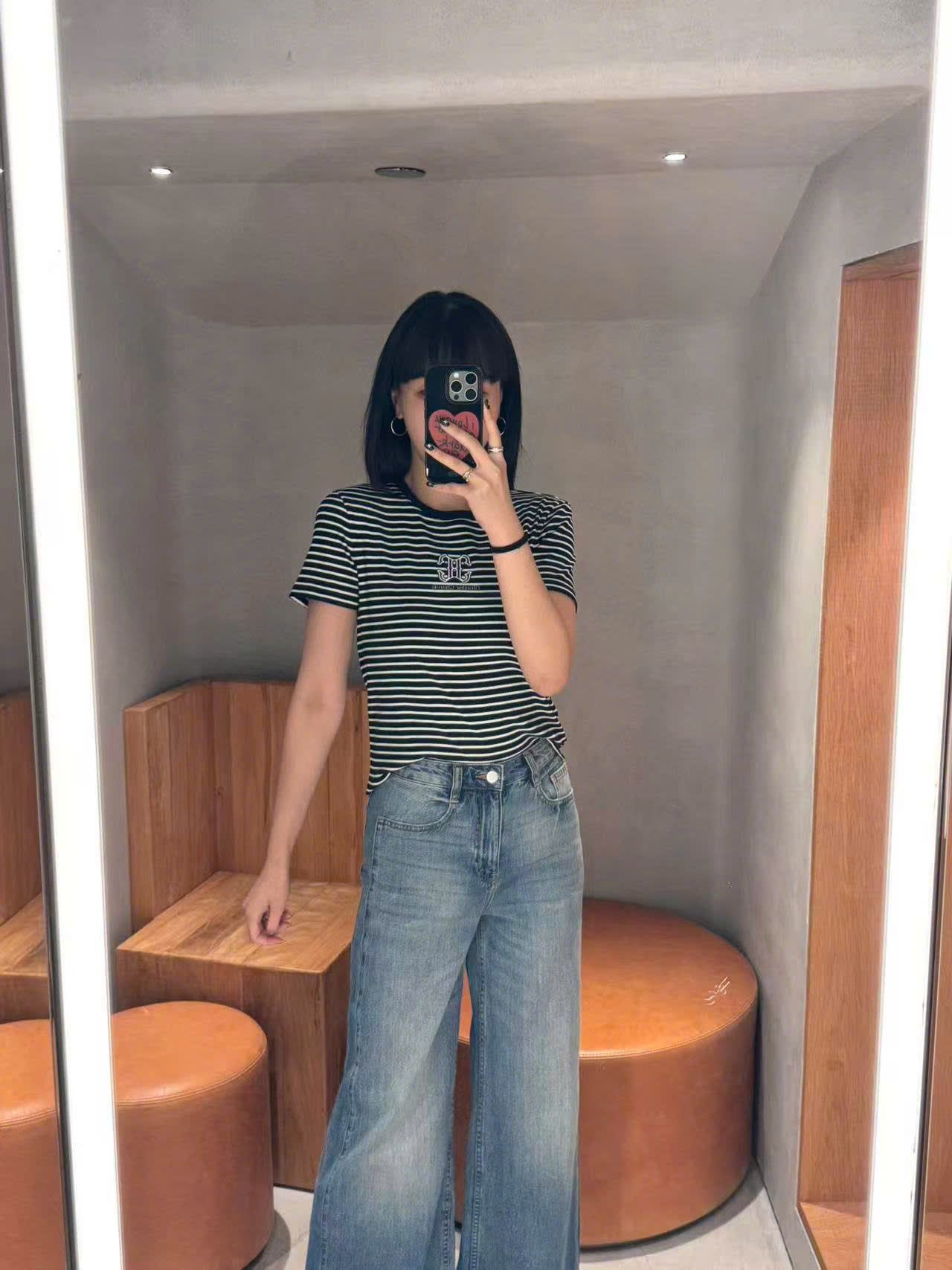  Áo kẻ đen trắng ss25, ngực logo chữ lồng 