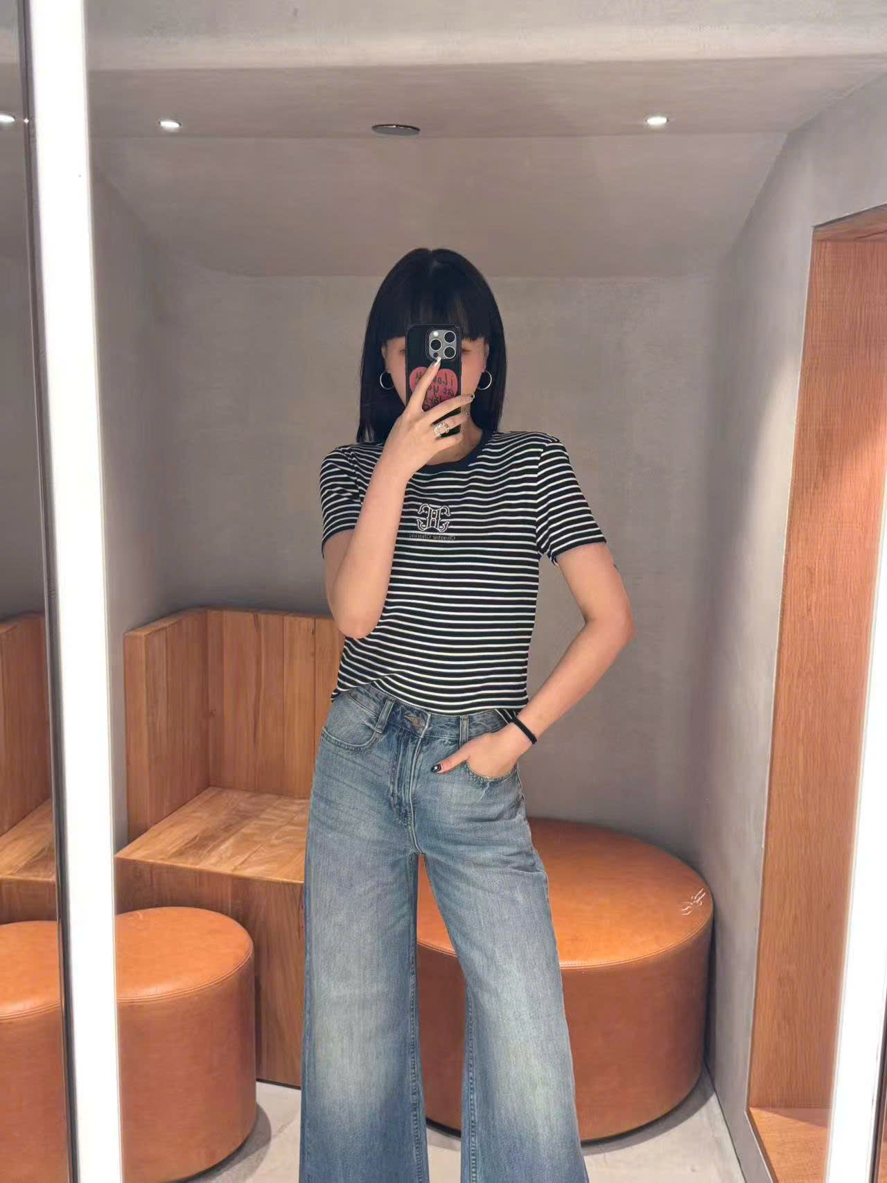  Áo kẻ đen trắng ss25, ngực logo chữ lồng 