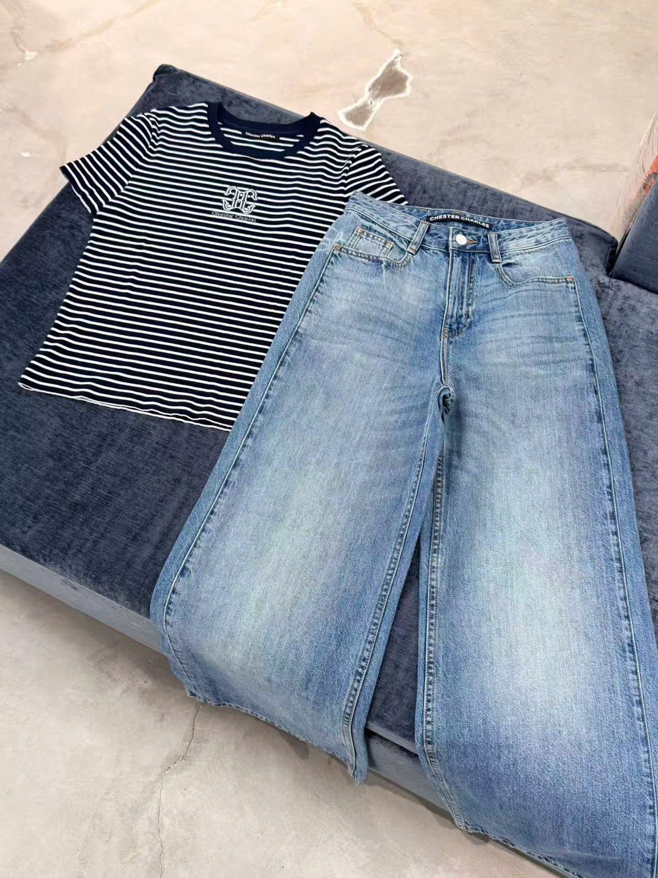  Áo kẻ đen trắng ss25, ngực logo chữ lồng 