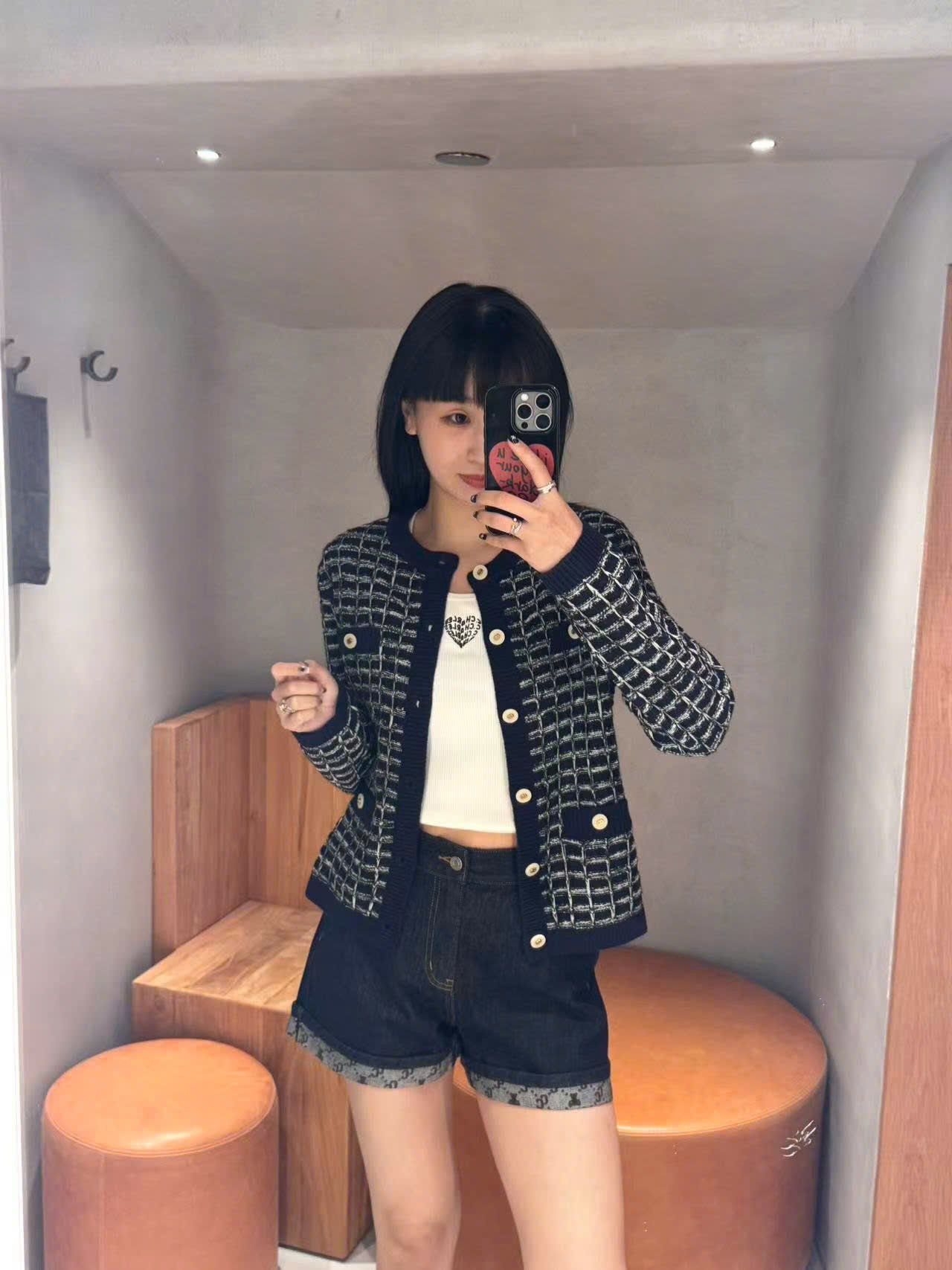  5.Quần sooc Jean xanh gấp gấu Logo 