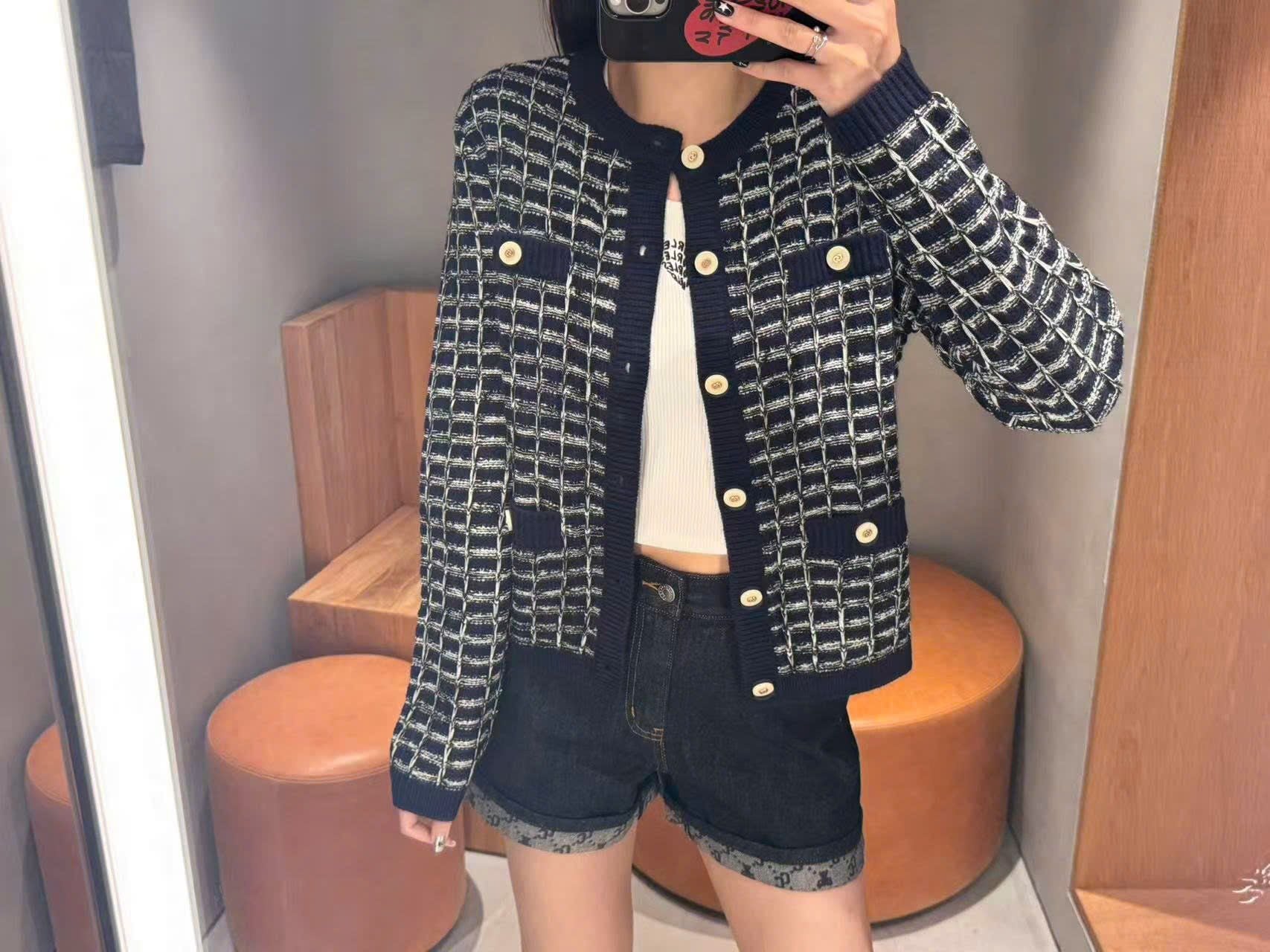  5.Quần sooc Jean xanh gấp gấu Logo 