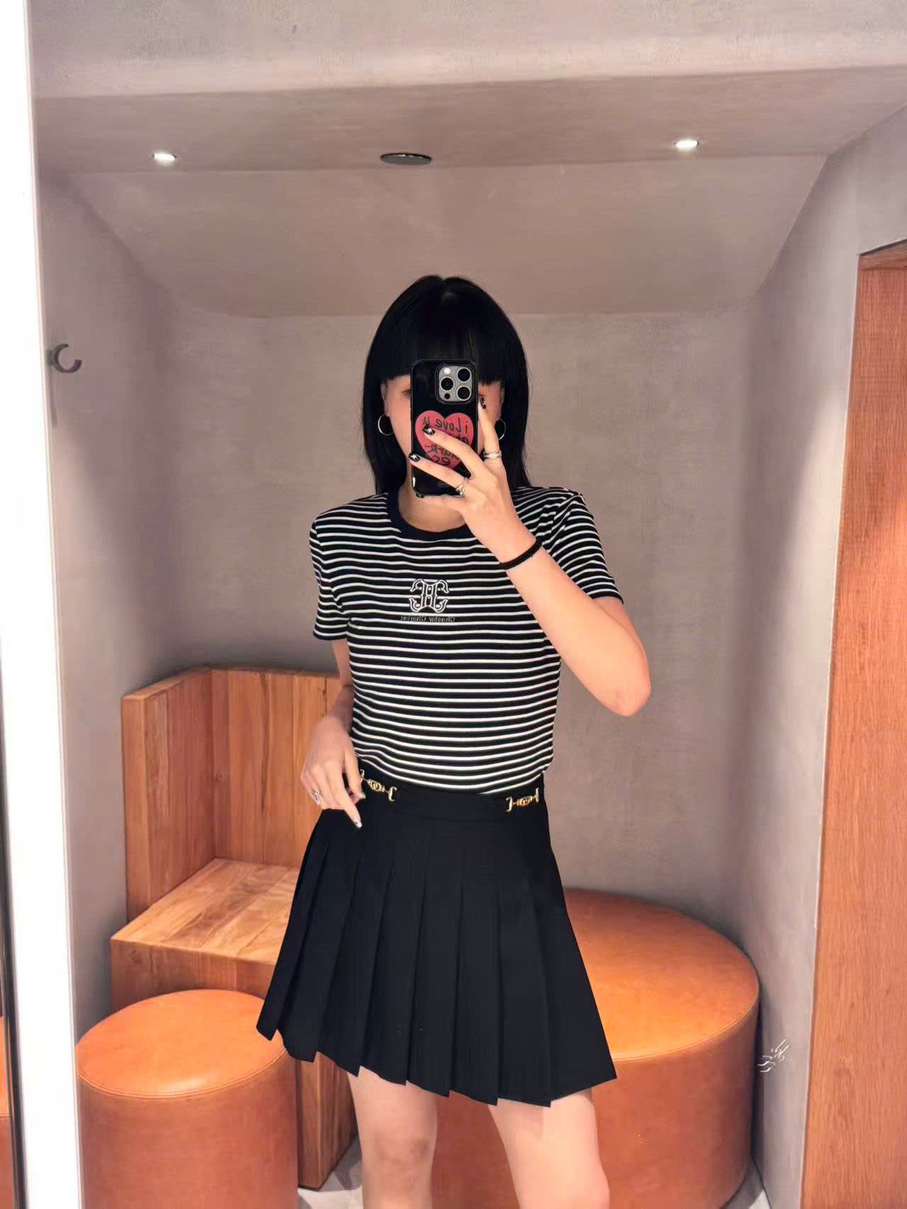  Áo kẻ đen trắng ss25, ngực logo chữ lồng 