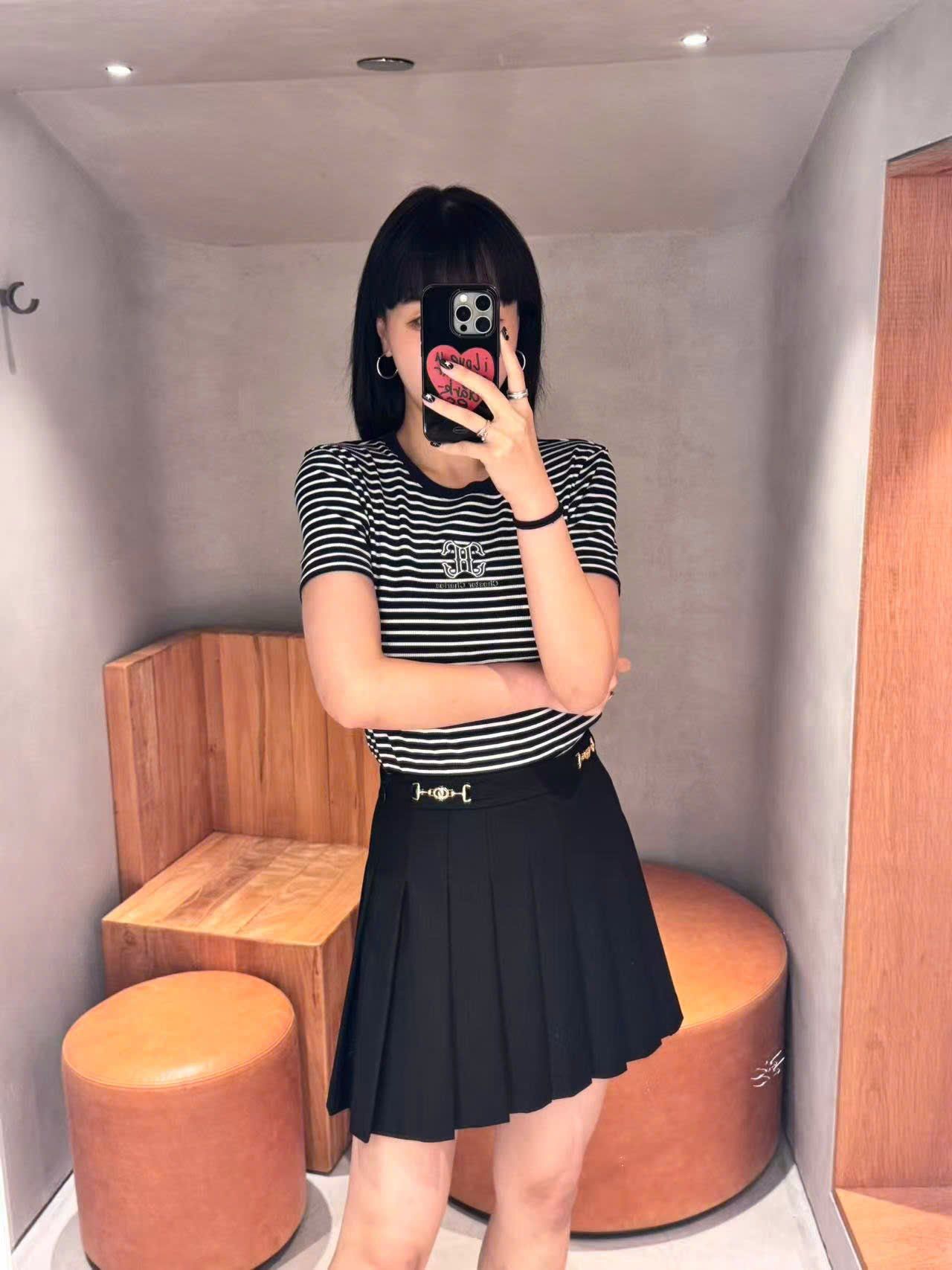  Áo kẻ đen trắng ss25, ngực logo chữ lồng 