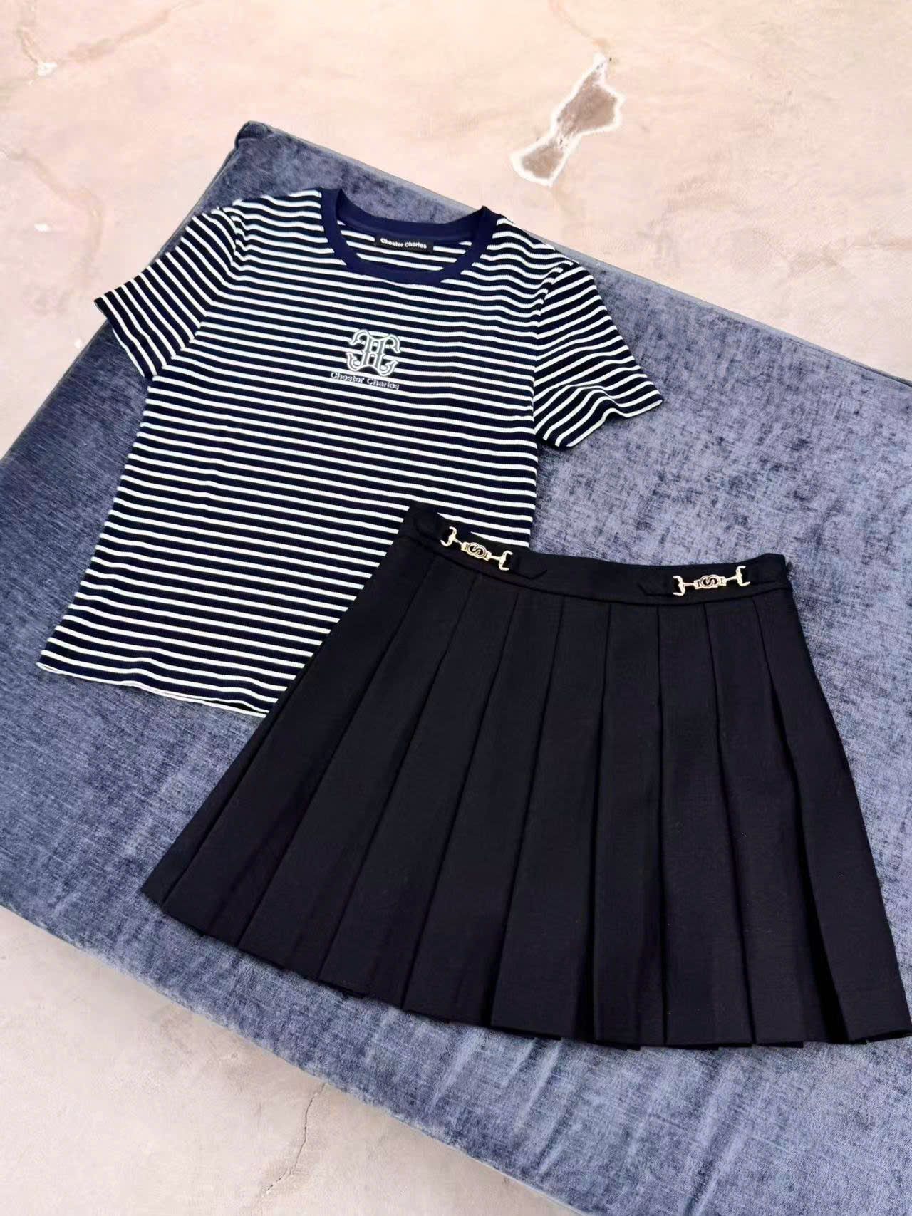  Áo kẻ đen trắng ss25, ngực logo chữ lồng 