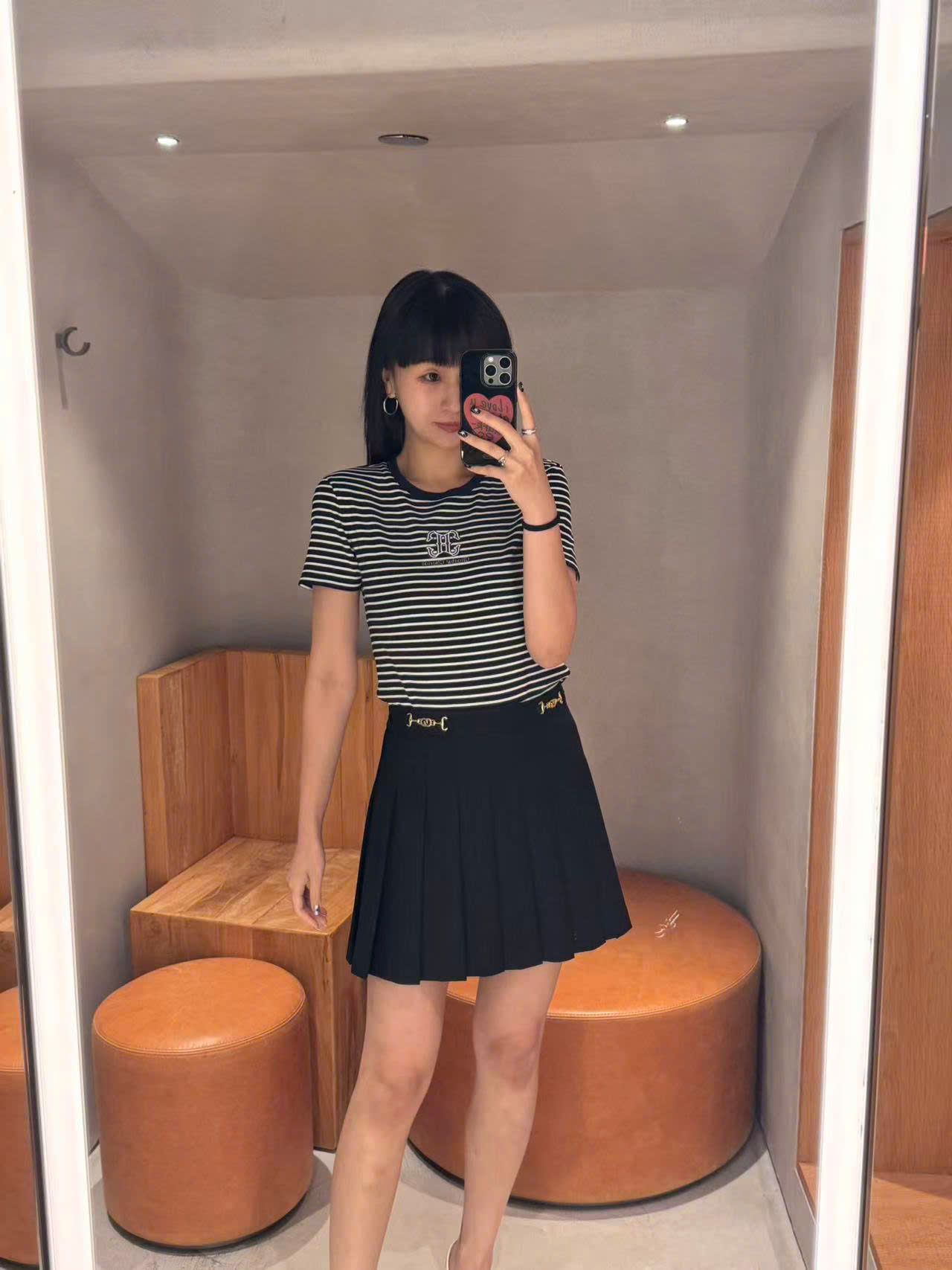  Áo kẻ đen trắng ss25, ngực logo chữ lồng 