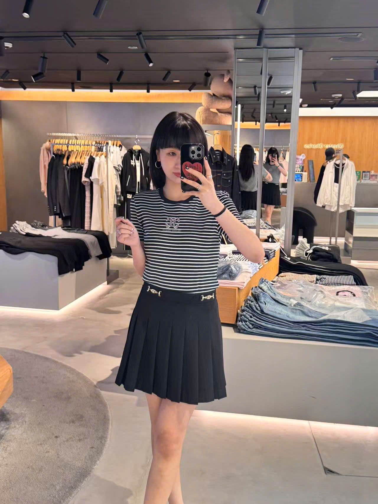  Áo kẻ đen trắng ss25, ngực logo chữ lồng 