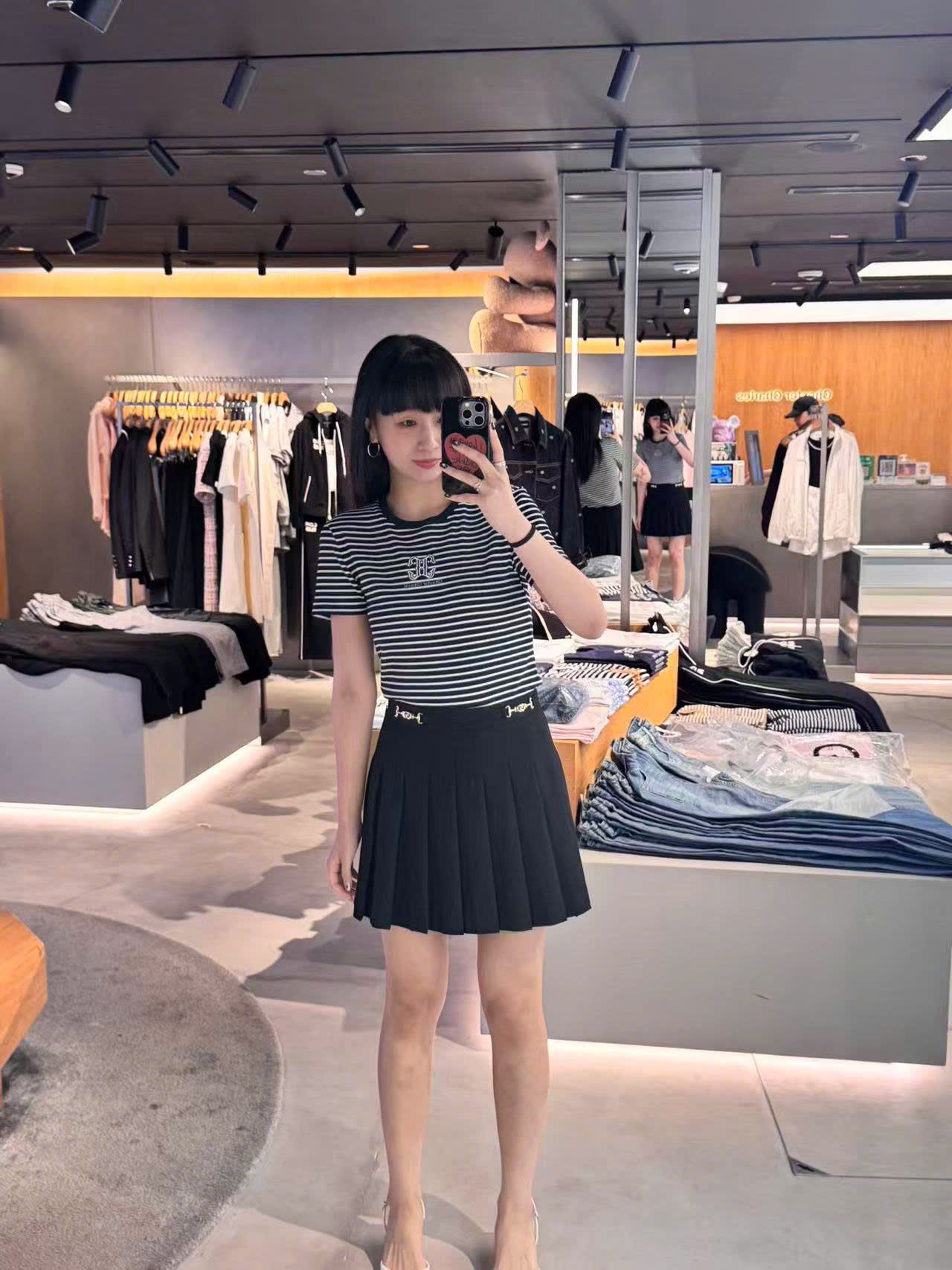  Áo kẻ đen trắng ss25, ngực logo chữ lồng 