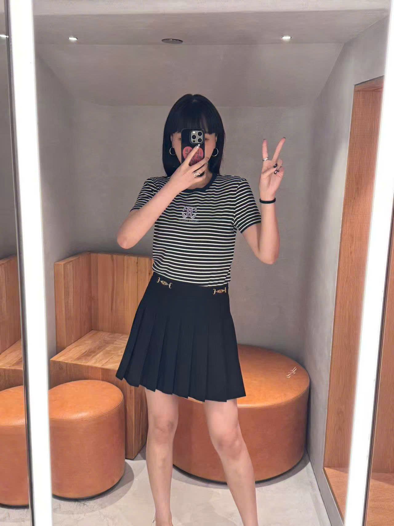  Áo kẻ đen trắng ss25, ngực logo chữ lồng 