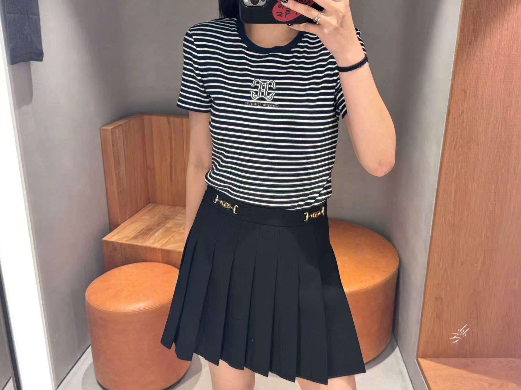  Áo kẻ đen trắng ss25, ngực logo chữ lồng 