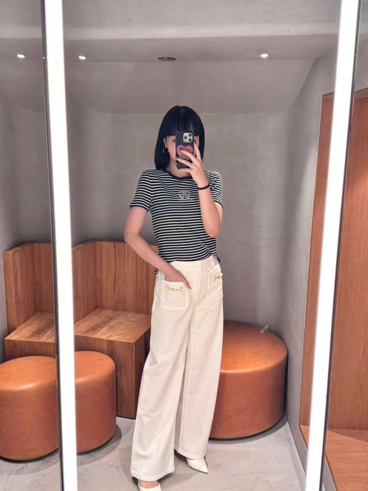  Áo kẻ đen trắng ss25, ngực logo chữ lồng 