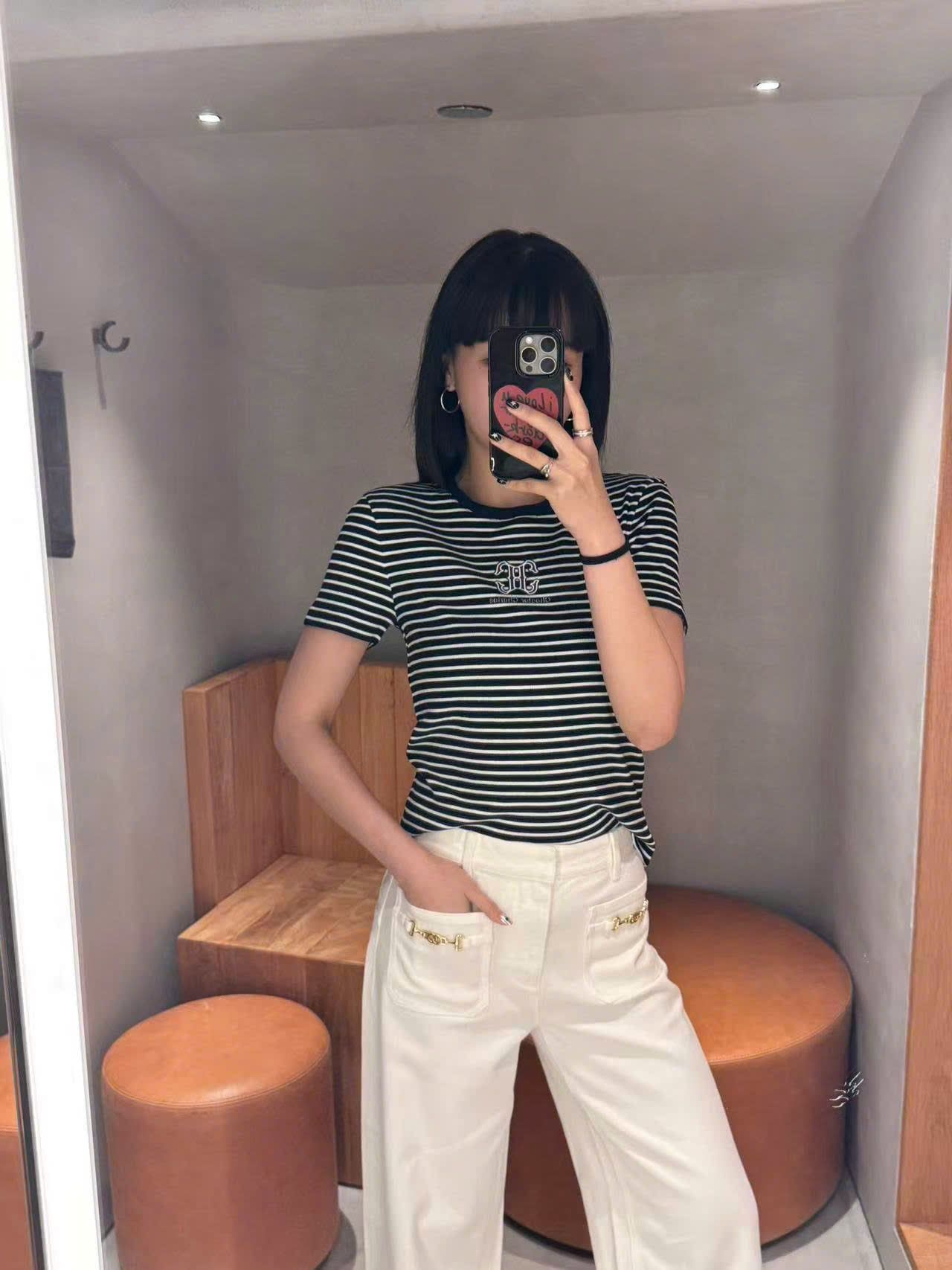  Áo kẻ đen trắng ss25, ngực logo chữ lồng 