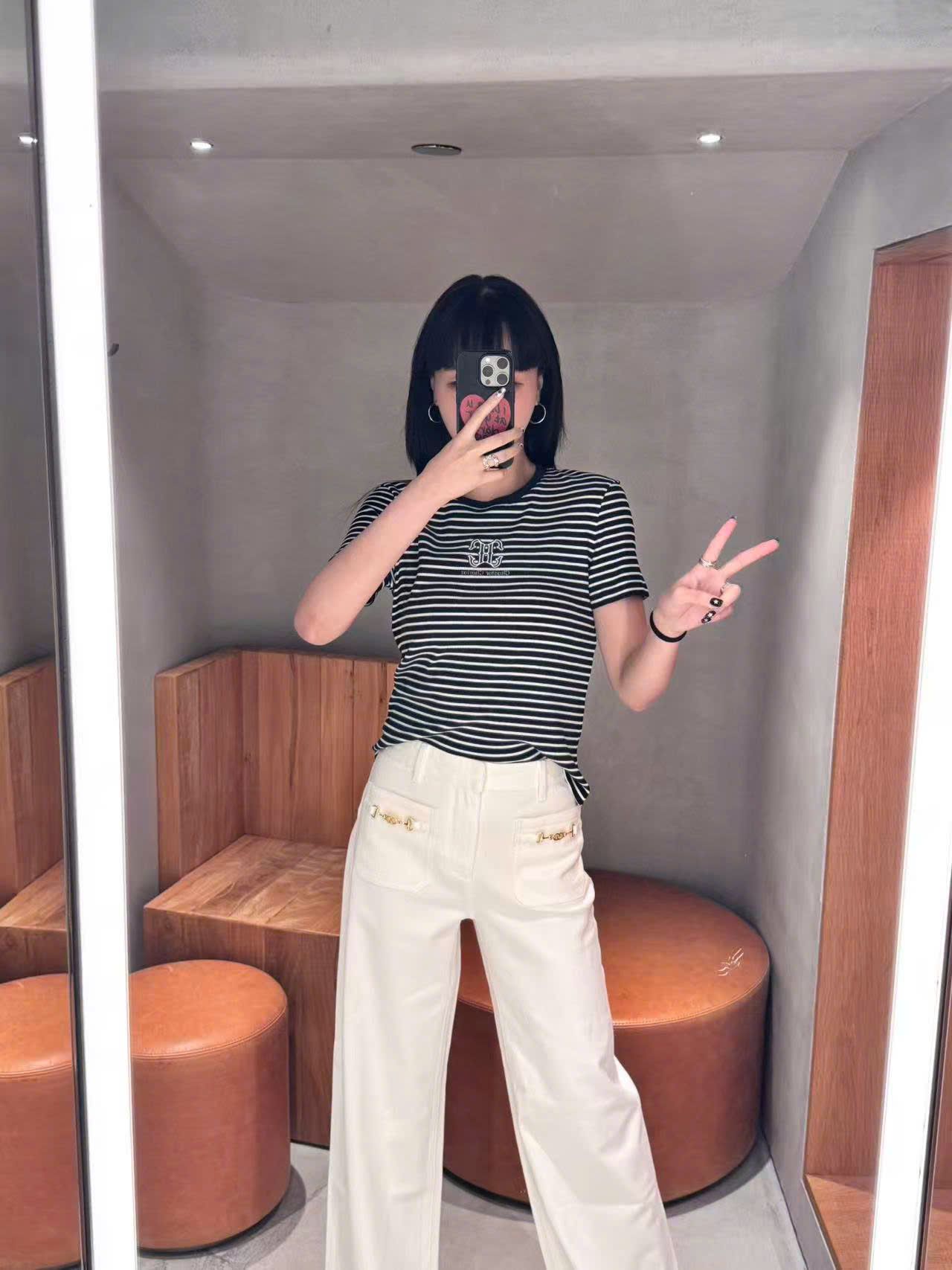  Áo kẻ đen trắng ss25, ngực logo chữ lồng 