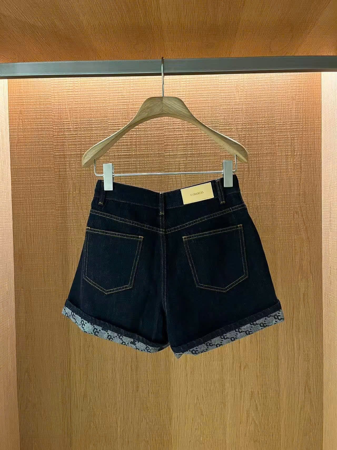  5.Quần sooc Jean xanh gấp gấu Logo 