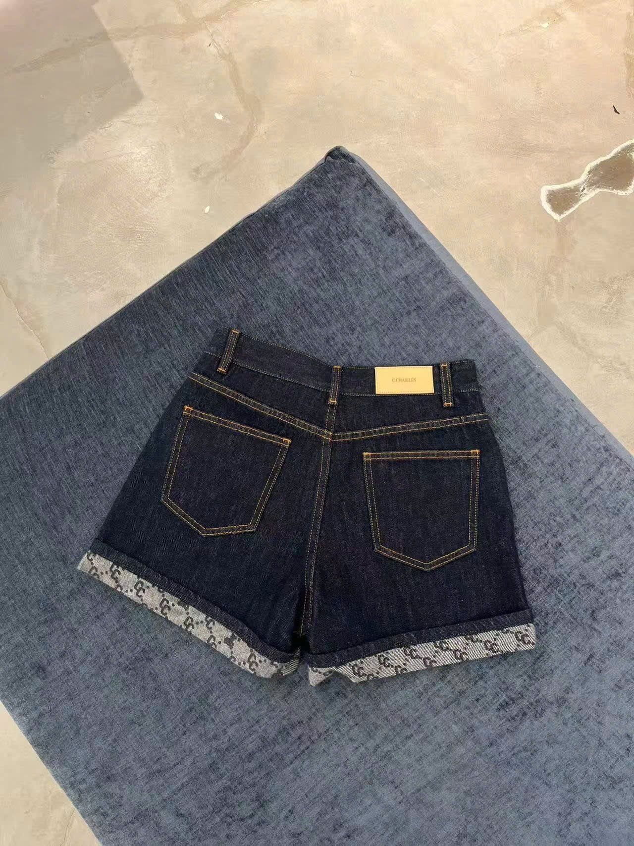  5.Quần sooc Jean xanh gấp gấu Logo 