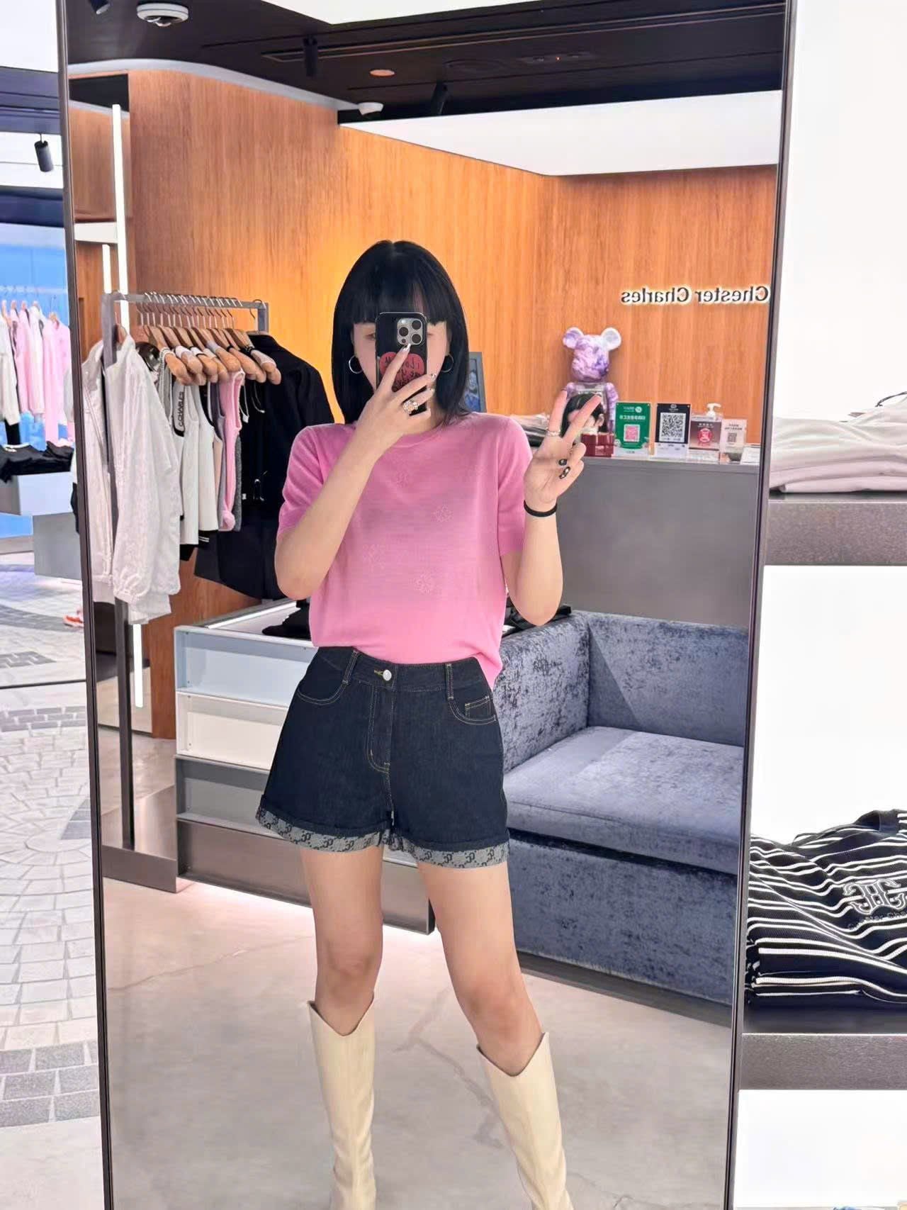  5.Quần sooc Jean xanh gấp gấu Logo 