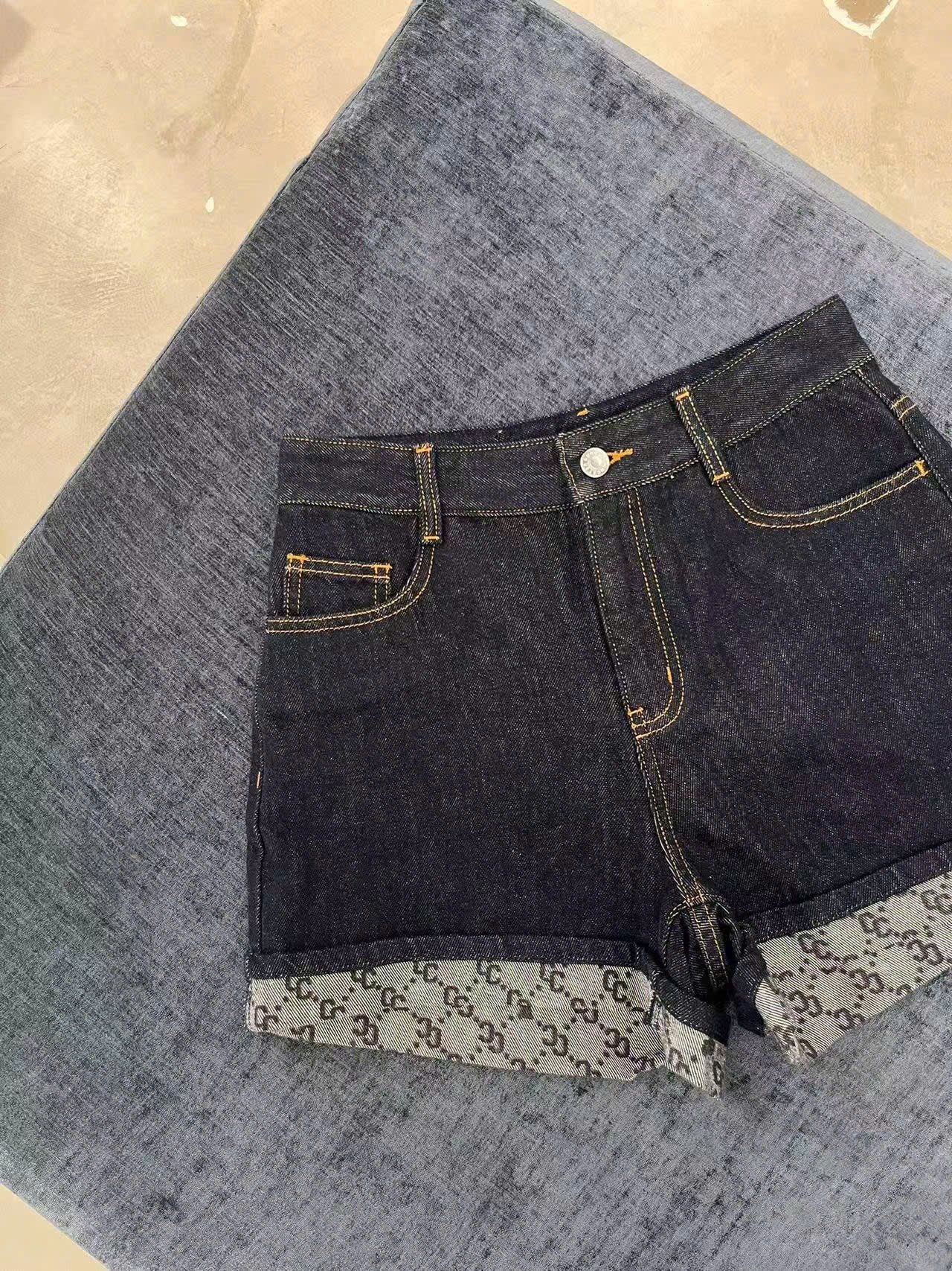  5.Quần sooc Jean xanh gấp gấu Logo 