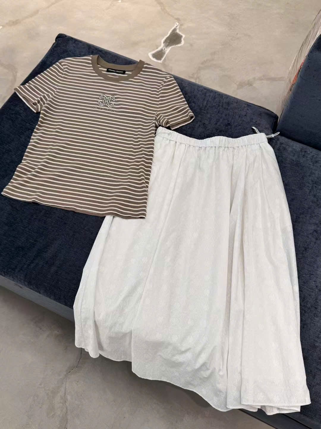  Áo kẻ vàng nâu ss25, ngực logo chữ lồng 