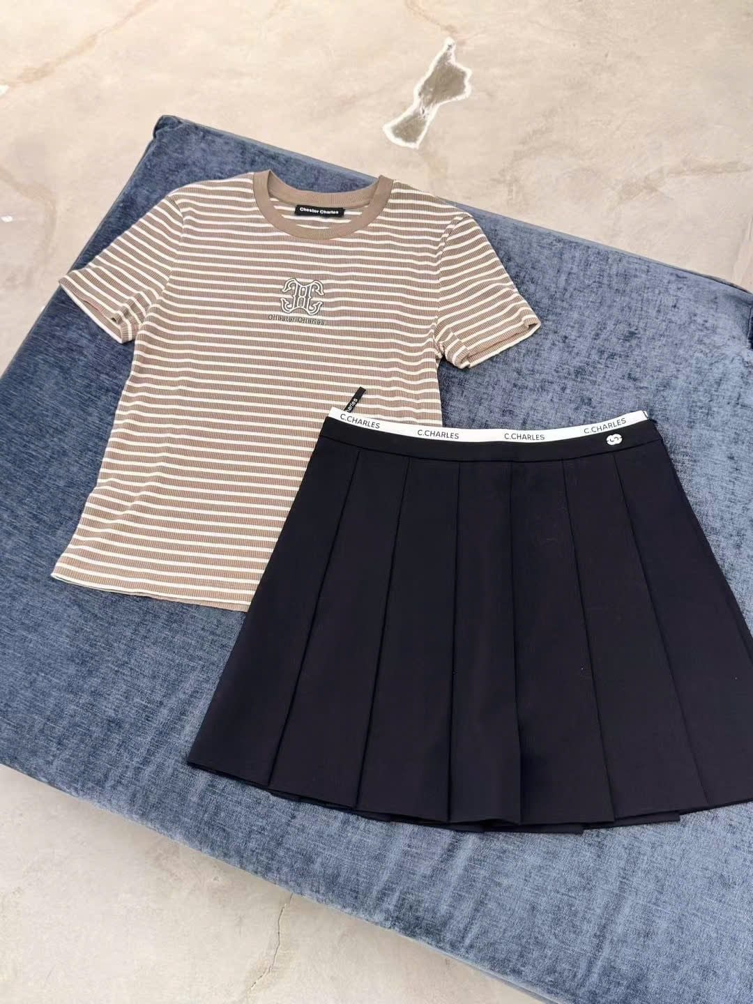  Áo kẻ vàng nâu ss25, ngực logo chữ lồng 