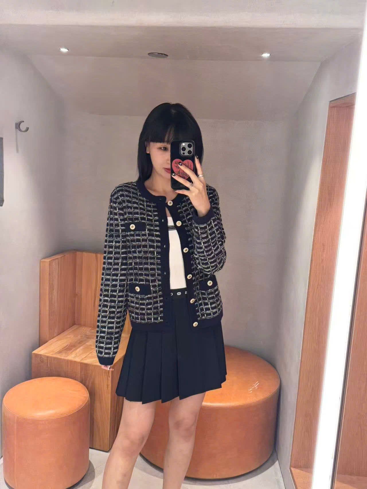  2.Chân váy đen ngắn xếp ly cạp chữ 0636 