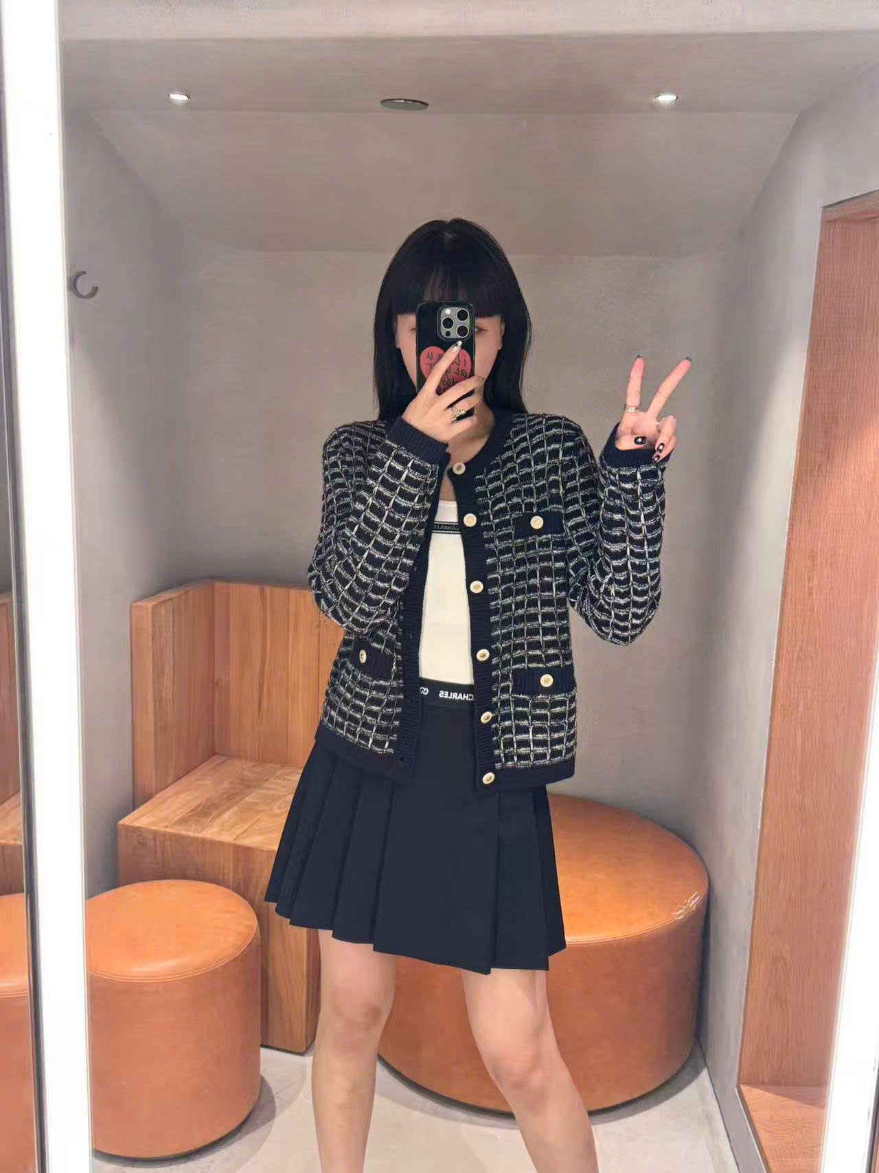  2.Chân váy đen ngắn xếp ly cạp chữ 0636 