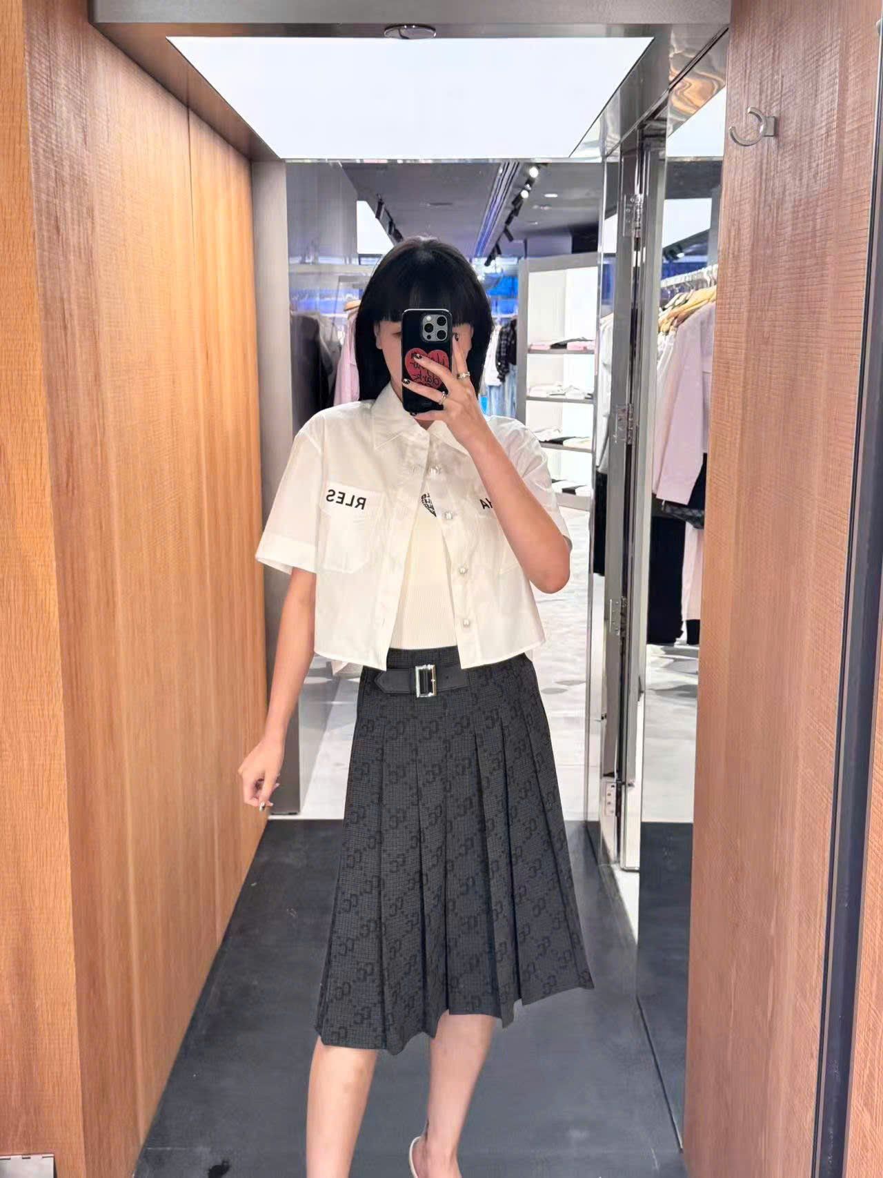  Áo sơmi trắng cúc ngọc, túi chữ 