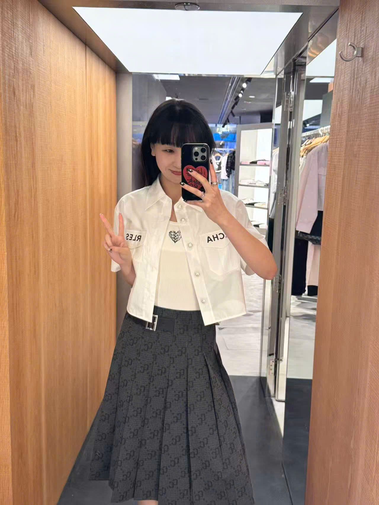  Áo sơmi trắng cúc ngọc, túi chữ 