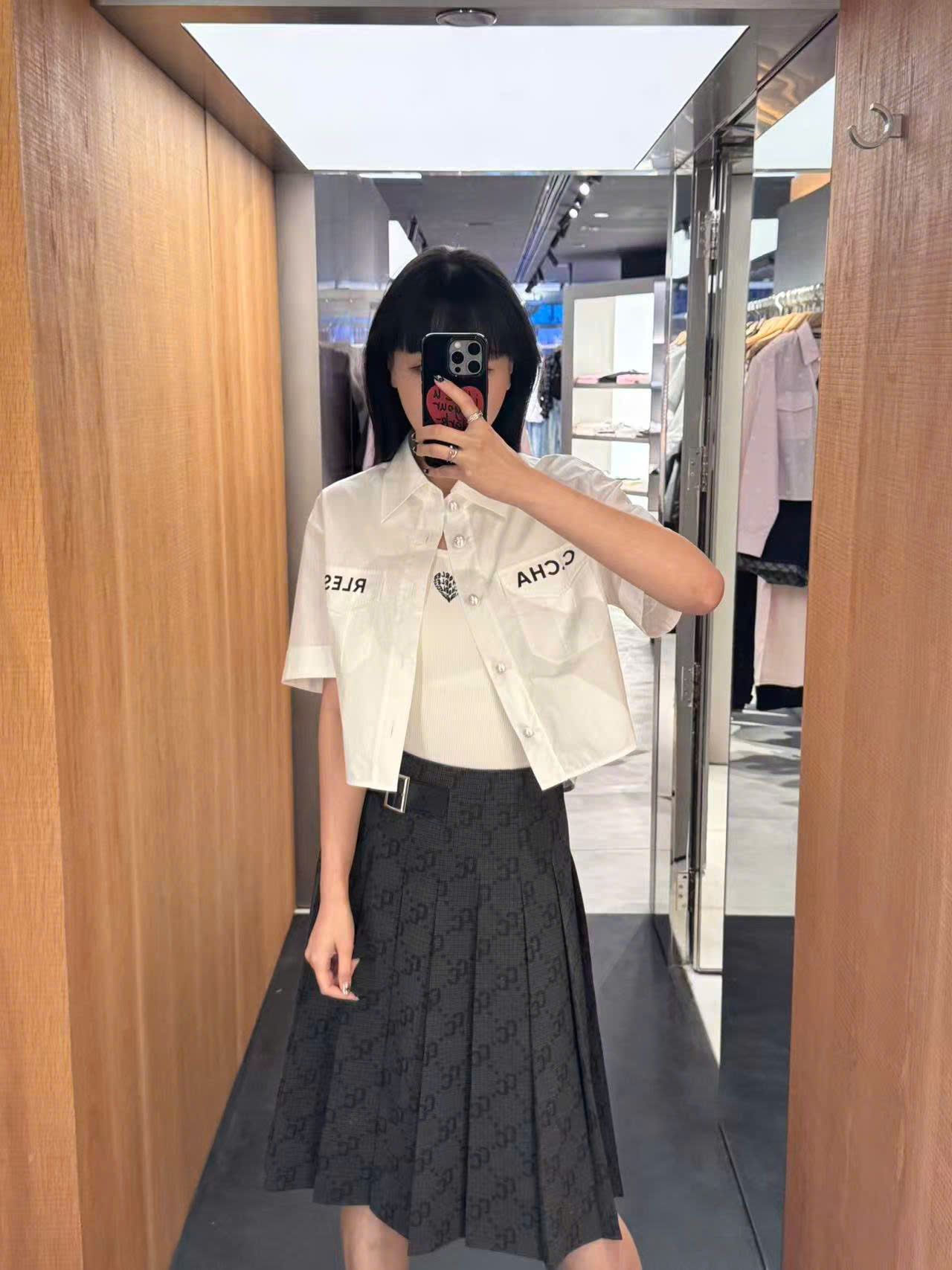  Áo sơmi trắng cúc ngọc, túi chữ 