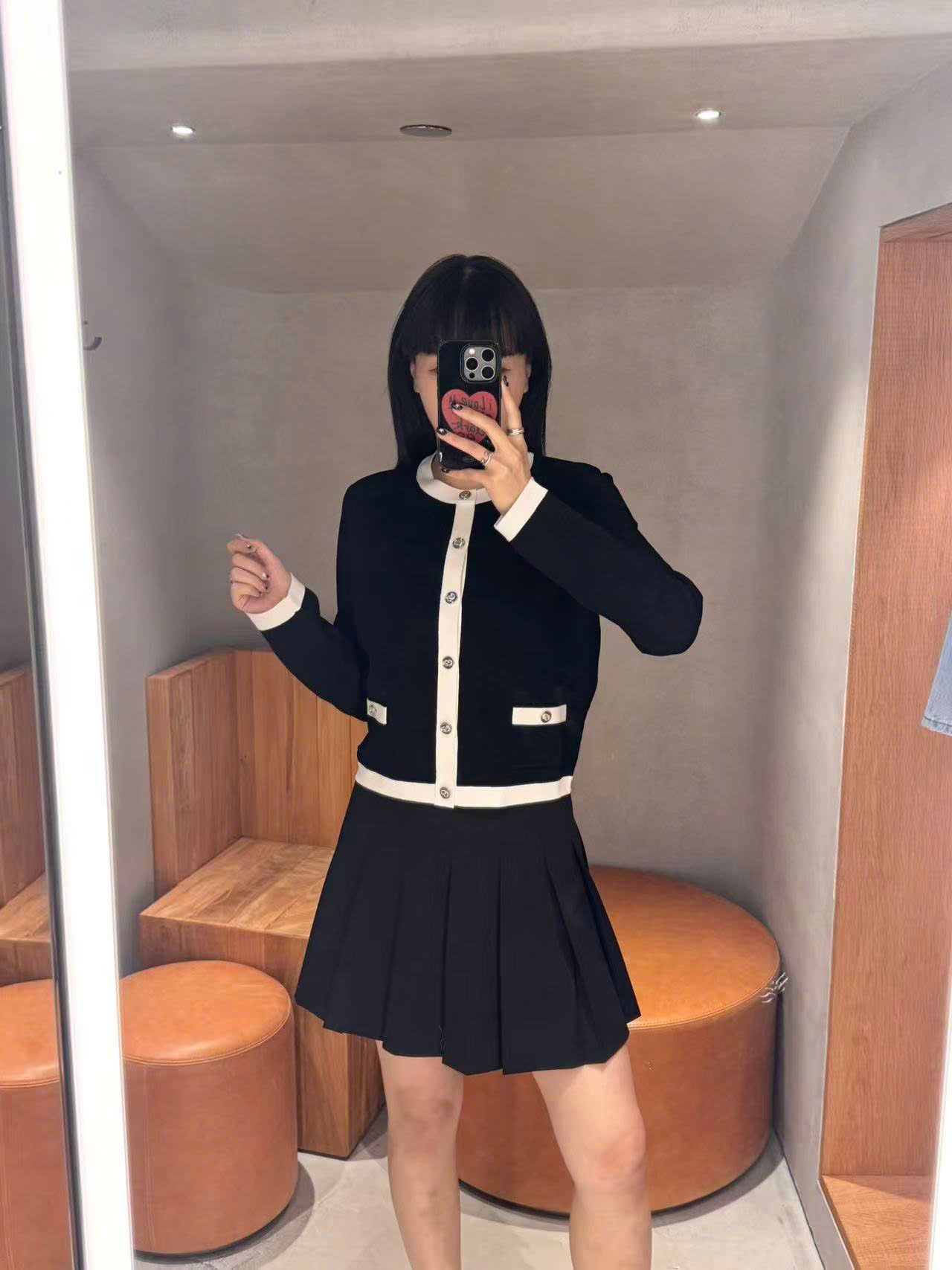  Áo CDG đen dài tay , viền trắng cúc đính đá 